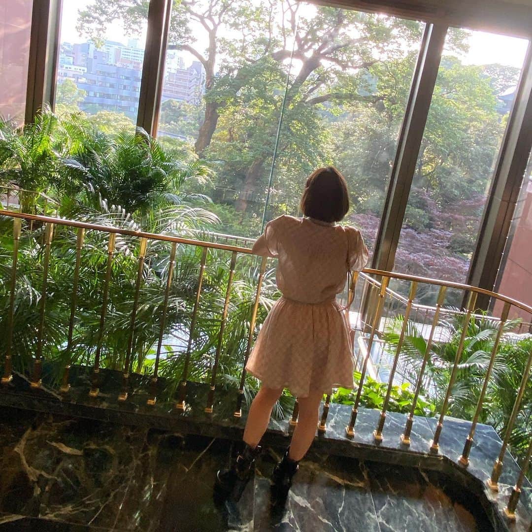 Roseのインスタグラム：「🤍  好きな服を着て お気に入りの靴を履いて メイクをしてヘアセットして  もっとこうすればああすればって 永遠に終わらないんだろうと思うと なんかおもしろいけど  何事においても もっとこだわりたいっていう 愛着の気持ちや丁寧さは大切にしていたい☺︎  #後ろ姿シリーズ #ホテル女子会  #椿山荘 #ホテル椿山荘東京 #庭園  #森林セラピー #森林浴 #人生緑化計画  #ホカンス #ヌン活 #アフタヌーンティー」