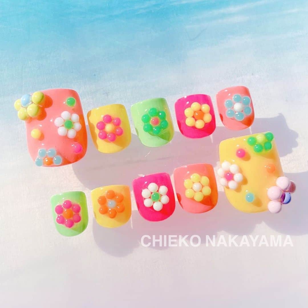 なかやまちえこのインスタグラム：「サマーネイル🏝⠀ ⠀ @nailvenus_magazine 掲載ネイル🌷⠀ @udagawadaisuke ⠀ ⠀ @pregel.jp カラージェル⠀ @preanfaofficial PREXYのブリオン⠀ （画像参照）⠀ ⠀ #nail #nails #nailart #ネイル #美甲 #ネイルアート  #japanesenailart #manucure #japanesenails #manicurist #gelnails #أظافر #네일아트 #미용  #เพ้นท์เล็บ #artedeuñas #เพ้นท์เล็บเจล #ジェルネイルデザイン #ネイルデザイン #nagelkunst #サマーネイル #summernails #夏ネイル」