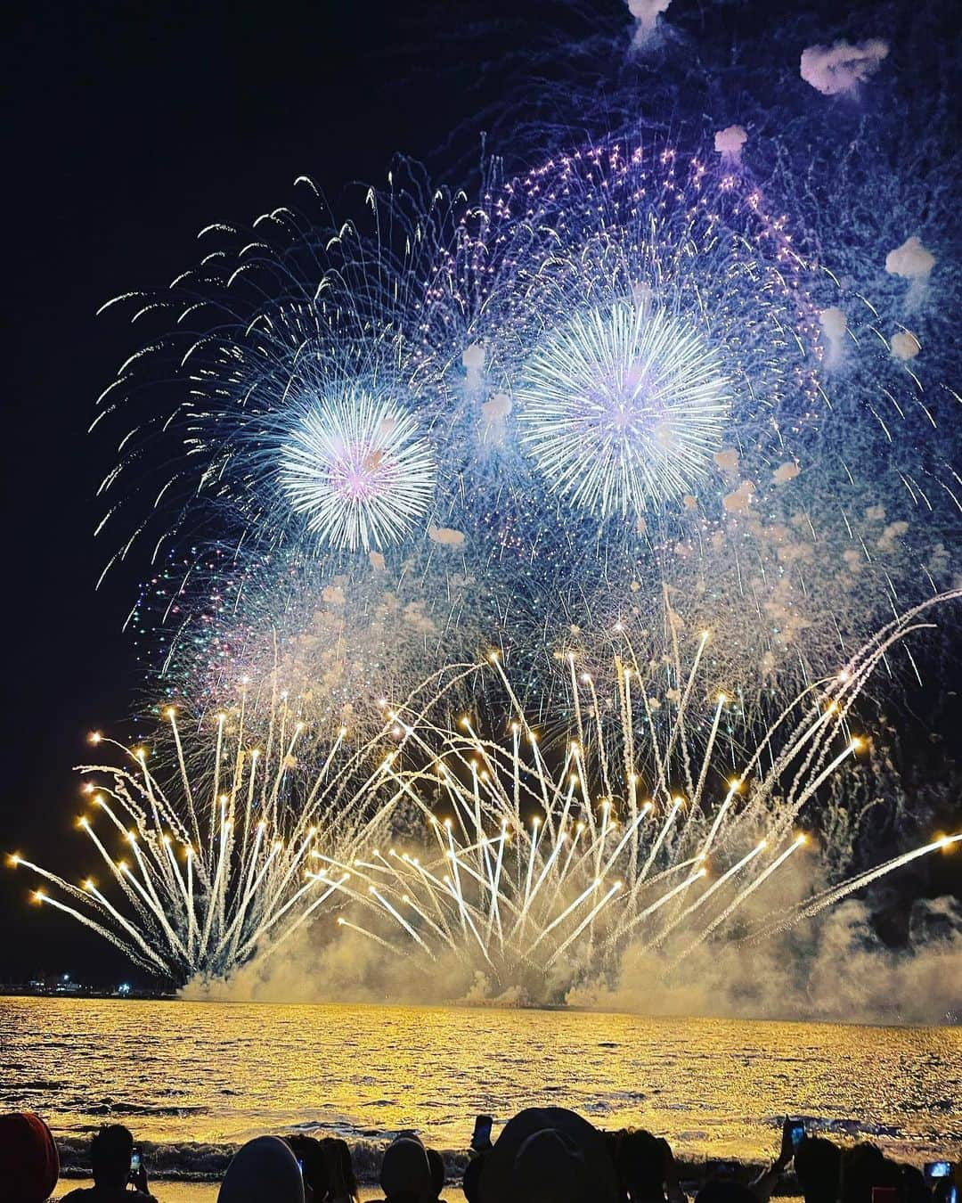 府川唯未さんのインスタグラム写真 - (府川唯未Instagram)「圧巻の逗子海岸花火大会✨✨本当に綺麗！！今まで見た花火の中で多分1番凄かった気がする😌 お友達が朝早くから場所取りしてくれました😭」5月26日 23時49分 - yumifukawa_official