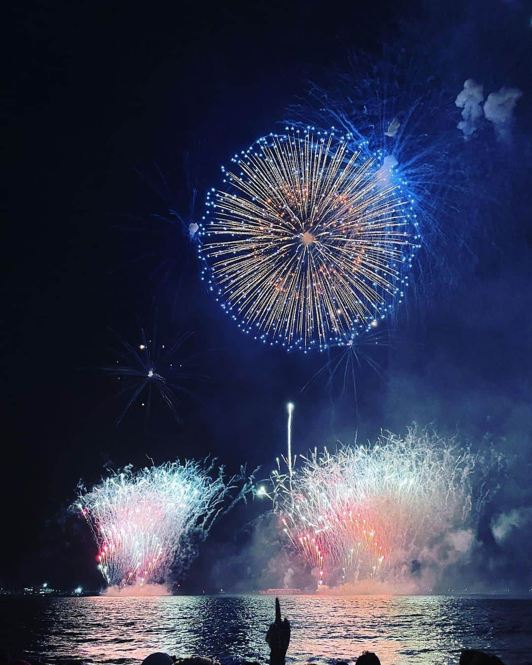 府川唯未さんのインスタグラム写真 - (府川唯未Instagram)「圧巻の逗子海岸花火大会✨✨本当に綺麗！！今まで見た花火の中で多分1番凄かった気がする😌 お友達が朝早くから場所取りしてくれました😭」5月26日 23時49分 - yumifukawa_official