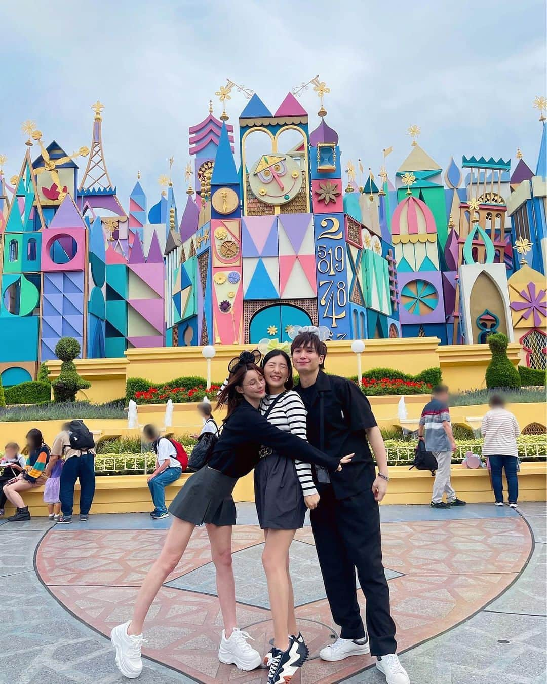 井深克彦さんのインスタグラム写真 - (井深克彦Instagram)「. Tokyo Disney Land🐭🏰🎈  アケちゃんと今回はランド☺️ さっちゃんと3人で✌️ めちゃくちゃ笑った☺️  1本目にスプラッシュマウンテンに乗ったから 髪ぐしゃぐしゃ3人組🐻🍯」5月26日 23時51分 - ibuka_katsuhiko