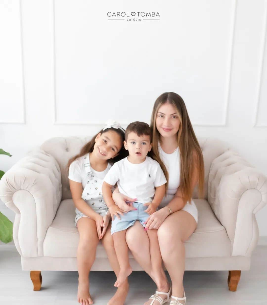 アナ・マリア・カゼミーロのインスタグラム：「Conexão e afeto: A importância de capturar momentos autênticos em ensaios de família 📸❤️  Em meio a correria da nossa rotina, encontrar momentos de conexão com que a gente ama se torna cada vez mais valioso.  E é nesses momentos autênticos, repletos de emoções genuínas, que encontramos a verdadeira essência da família.  E nada melhor do que capturar esses instantes preciosos, eternizando-os e que poderão ser apreciadas ao longo dos anos.  Em cada sorriso, abraço apertado, olhar cúmplice e risada compartilhada, há uma história a ser contada. 🤍A luz natural é a nossa aliada nesse processo, pois cria uma atmosfera suave e envolvente, realçando as emoções e a conexão entre os membros da família.  Em nosso estúdio, nossos ensaios de família são planejados para proporcionar um momento único e intimista, onde cada gesto e cada expressão ganham destaque.  ✨Cada ensaio é personalizado e adaptado às características únicas de sua família. Queremos criar um ambiente descontraído e acolhedor, onde todos se sintam à vontade para se expressar e se conectar ao oficial.  E aí, que tal eternizar momentos autênticos e cheios de amor em um ensaio fotográfico?🥰」