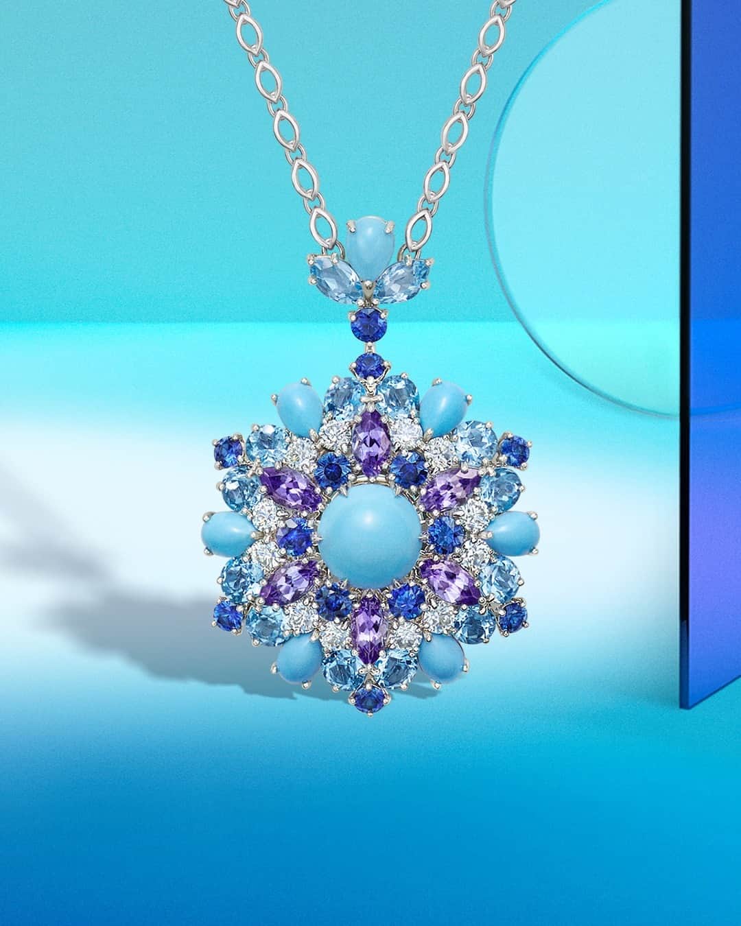 ハリー・ウィンストンのインスタグラム：「Radiant turquoise, aquamarines, and sapphires recall sparkling ocean waters. Dive into summer with the Winston Kaleidoscope Turquoise Pendant by tapping the link in bio. #HarryWinston #WinstonKaleidoscope」