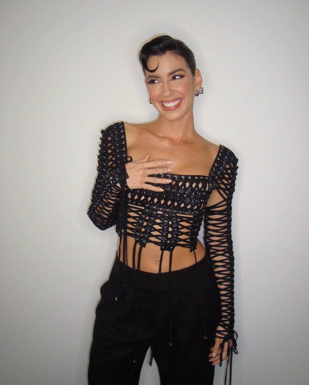 Garotas Estupidasのインスタグラム：「Eita que a moça se empolgou nos lookinhos essa semana e colocou a regata branca na gaveta 😊 @dolcegabbana para o jantar de 75 anos do @mamsaopaulo」