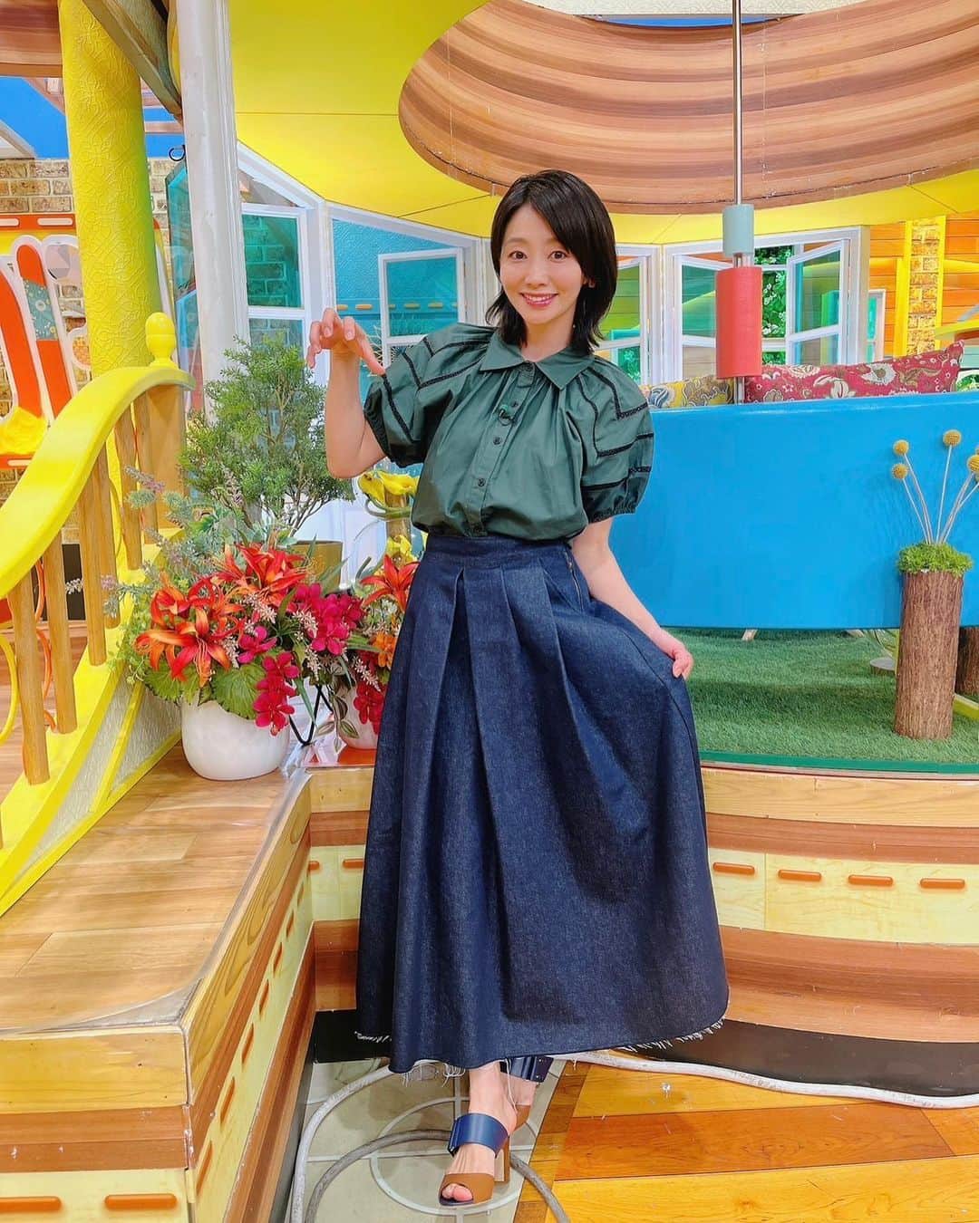 眞鍋かをりのインスタグラム：「たくさん素敵な衣装をありがとうございました。どれも華やかなスタジオに映えてお気に入りです。  歳とともに膝を出さないようにしていたのですが、今年は開き直って出してみることにします 人面瘡が見えても気にしないでください😊  １枚目　#saaageboutique  ２枚目　#limue  ３枚目　#flumor  4枚目　#wildlily  5枚目　#wildlily  6枚目　#obli   いつもお世話になっております♡」