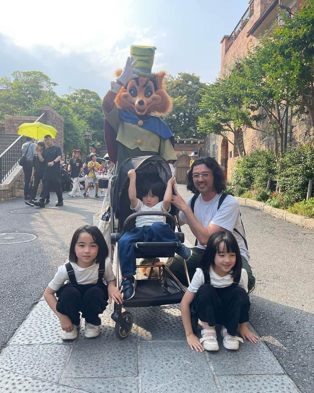 菊井亜希さんのインスタグラム写真 - (菊井亜希Instagram)「Disney Land and Sea!!!🏰  2日間、雨や曇りや晴れや風や、暑かったり寒かったりと天候は自由気ままな様子でしたが、 寒い時はありったけの服を着てw駆け抜けました😊 トアは、念願のジェットコースター First ride!!🎢 アドバイス通り、手を上げちゃんと目を開けて たトア、good job!!! スプラッシュマウンテン、めちゃくちゃ楽しかったらしい😂  そしてまさか、ほさきとこみちと タワー・オブ・テラーを乗る日が来るとは思わなかった🫨 それまで、お子様用ジェットコースターで慣らしてはいたけど、格段に怖すぎて乗り終わった後は皆んなで膝をガクガクさせながら 異様に興奮していた😂  やっと子供たちと、スリルもファンタジーも アドベンチャーも、 一緒に味わう日が来たことが何より 夢の様な時間だった☺️🫧  最後に行ったのは、お腹の中にトアがいた頃、 4年ぶりのパークでした。 色々と進化もしていて、 初体験の美女と野獣のアトラクションでは 不覚にも涙をしてしまった。🥹🥀 作った人が凄いのか、私の情緒が乱れているのか。。? 兎にも角にも、 行ってよかった🥰 進化を止まないTDR  40周年おめでとうございまーす🎉」5月26日 23時57分 - bollywoood