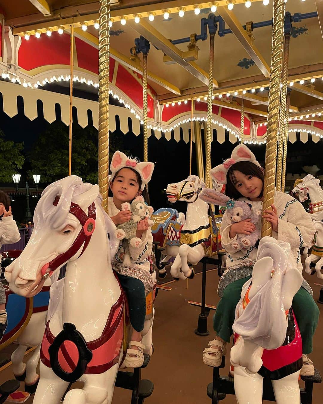 菊井亜希さんのインスタグラム写真 - (菊井亜希Instagram)「Disney Land and Sea!!!🏰  2日間、雨や曇りや晴れや風や、暑かったり寒かったりと天候は自由気ままな様子でしたが、 寒い時はありったけの服を着てw駆け抜けました😊 トアは、念願のジェットコースター First ride!!🎢 アドバイス通り、手を上げちゃんと目を開けて たトア、good job!!! スプラッシュマウンテン、めちゃくちゃ楽しかったらしい😂  そしてまさか、ほさきとこみちと タワー・オブ・テラーを乗る日が来るとは思わなかった🫨 それまで、お子様用ジェットコースターで慣らしてはいたけど、格段に怖すぎて乗り終わった後は皆んなで膝をガクガクさせながら 異様に興奮していた😂  やっと子供たちと、スリルもファンタジーも アドベンチャーも、 一緒に味わう日が来たことが何より 夢の様な時間だった☺️🫧  最後に行ったのは、お腹の中にトアがいた頃、 4年ぶりのパークでした。 色々と進化もしていて、 初体験の美女と野獣のアトラクションでは 不覚にも涙をしてしまった。🥹🥀 作った人が凄いのか、私の情緒が乱れているのか。。? 兎にも角にも、 行ってよかった🥰 進化を止まないTDR  40周年おめでとうございまーす🎉」5月26日 23時57分 - bollywoood