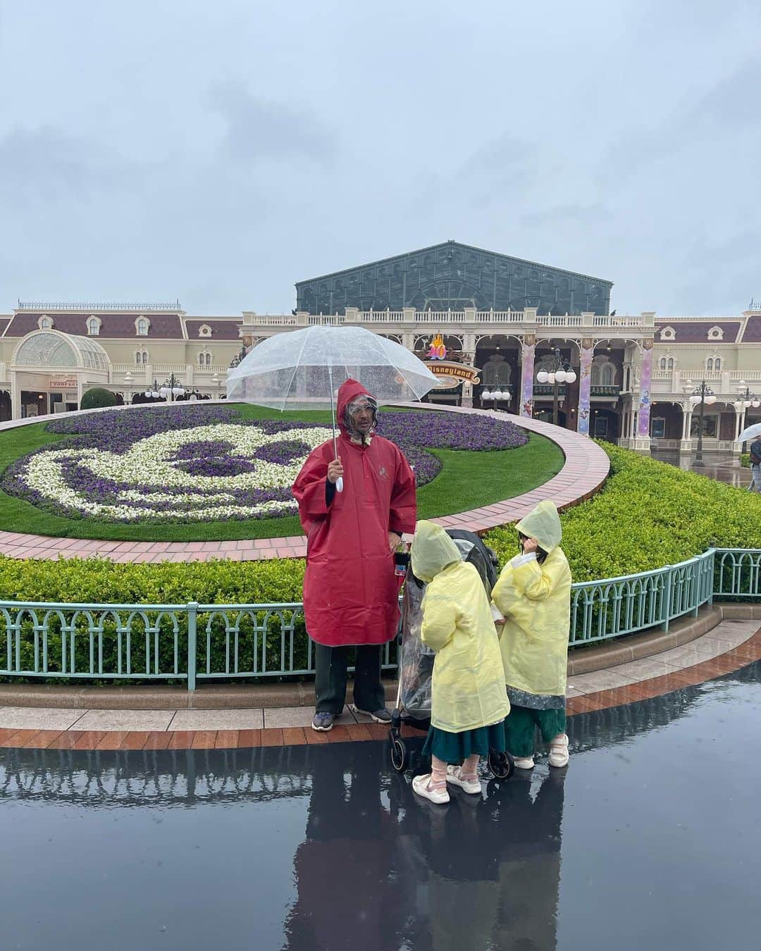 菊井亜希さんのインスタグラム写真 - (菊井亜希Instagram)「Disney Land and Sea!!!🏰  2日間、雨や曇りや晴れや風や、暑かったり寒かったりと天候は自由気ままな様子でしたが、 寒い時はありったけの服を着てw駆け抜けました😊 トアは、念願のジェットコースター First ride!!🎢 アドバイス通り、手を上げちゃんと目を開けて たトア、good job!!! スプラッシュマウンテン、めちゃくちゃ楽しかったらしい😂  そしてまさか、ほさきとこみちと タワー・オブ・テラーを乗る日が来るとは思わなかった🫨 それまで、お子様用ジェットコースターで慣らしてはいたけど、格段に怖すぎて乗り終わった後は皆んなで膝をガクガクさせながら 異様に興奮していた😂  やっと子供たちと、スリルもファンタジーも アドベンチャーも、 一緒に味わう日が来たことが何より 夢の様な時間だった☺️🫧  最後に行ったのは、お腹の中にトアがいた頃、 4年ぶりのパークでした。 色々と進化もしていて、 初体験の美女と野獣のアトラクションでは 不覚にも涙をしてしまった。🥹🥀 作った人が凄いのか、私の情緒が乱れているのか。。? 兎にも角にも、 行ってよかった🥰 進化を止まないTDR  40周年おめでとうございまーす🎉」5月26日 23時57分 - bollywoood