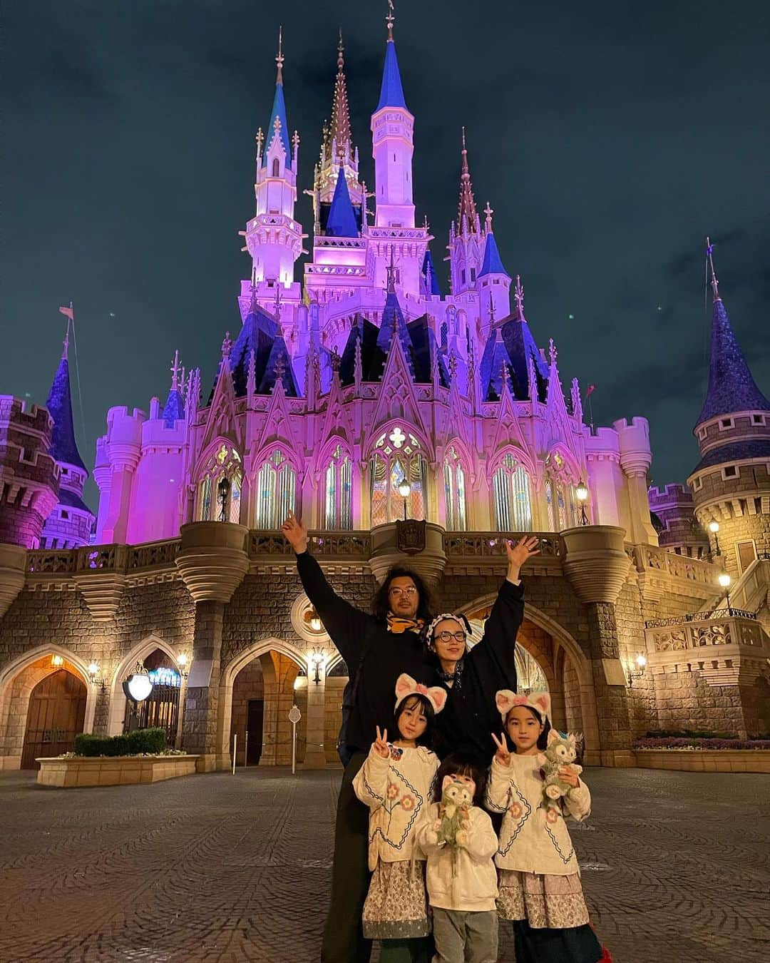 菊井亜希のインスタグラム：「Disney Land and Sea!!!🏰  2日間、雨や曇りや晴れや風や、暑かったり寒かったりと天候は自由気ままな様子でしたが、 寒い時はありったけの服を着てw駆け抜けました😊 トアは、念願のジェットコースター First ride!!🎢 アドバイス通り、手を上げちゃんと目を開けて たトア、good job!!! スプラッシュマウンテン、めちゃくちゃ楽しかったらしい😂  そしてまさか、ほさきとこみちと タワー・オブ・テラーを乗る日が来るとは思わなかった🫨 それまで、お子様用ジェットコースターで慣らしてはいたけど、格段に怖すぎて乗り終わった後は皆んなで膝をガクガクさせながら 異様に興奮していた😂  やっと子供たちと、スリルもファンタジーも アドベンチャーも、 一緒に味わう日が来たことが何より 夢の様な時間だった☺️🫧  最後に行ったのは、お腹の中にトアがいた頃、 4年ぶりのパークでした。 色々と進化もしていて、 初体験の美女と野獣のアトラクションでは 不覚にも涙をしてしまった。🥹🥀 作った人が凄いのか、私の情緒が乱れているのか。。? 兎にも角にも、 行ってよかった🥰 進化を止まないTDR  40周年おめでとうございまーす🎉」