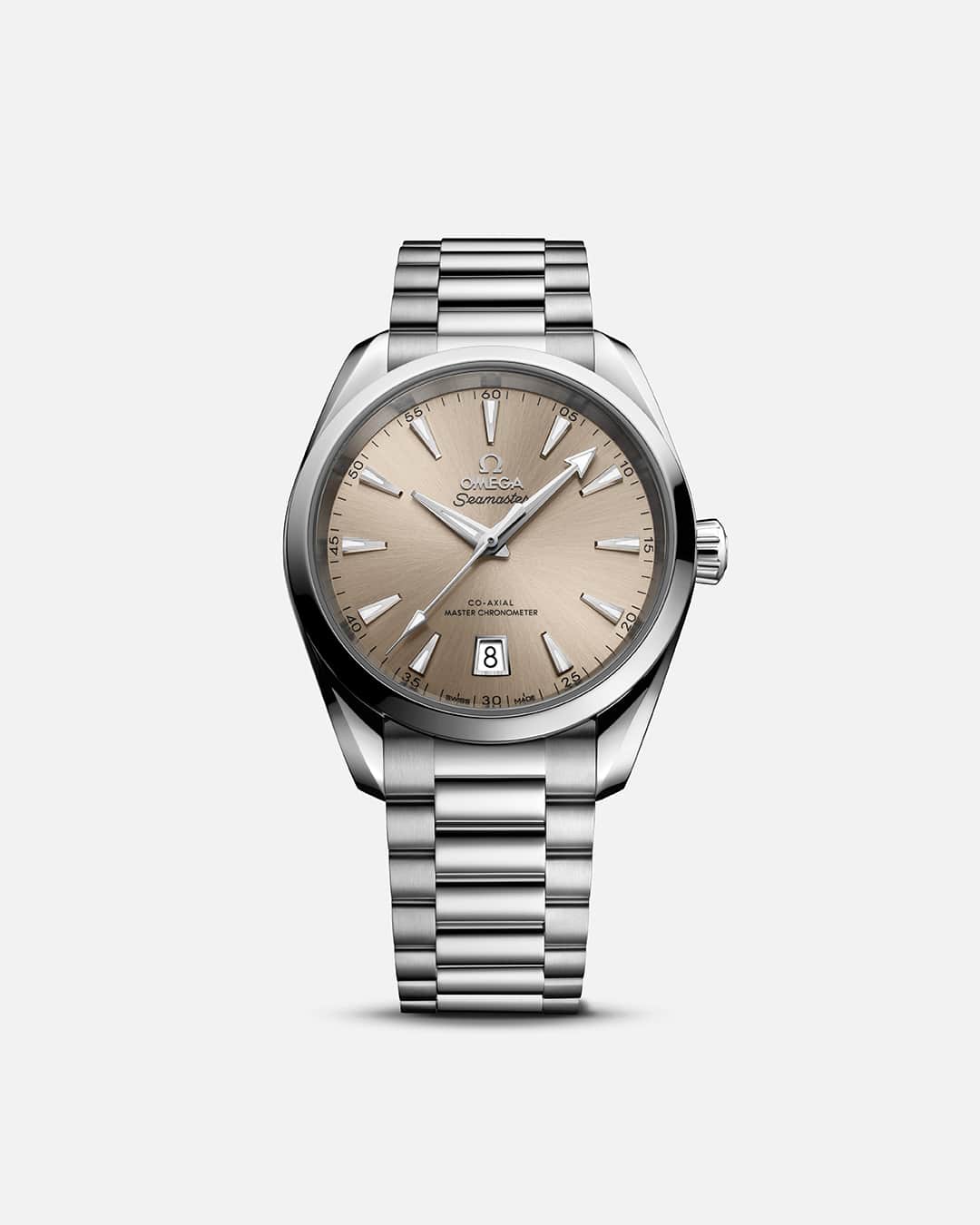 のインスタグラム：「Jonathan Bailey's preferred timepiece: the 38 mm Aqua Terra Shades model, featuring a sandstone dial, stainless steel case and bracelet, and powered by an exceptional Co-Axial Master Chronometer movement.   Discover the watch via link in bio.  #OMEGA #Seamaster #AquaTerraShades」