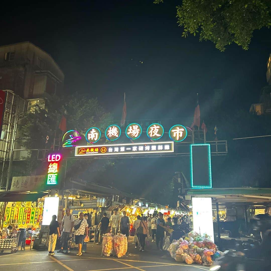 エダジュンさんのインスタグラム写真 - (エダジュンInstagram)「台湾といえば、夜市ですよねー  比較的、地元民が多く集まる、 南機場夜市に来ました✨  金曜日の夜、まだまだ賑わっていて、 たのしー😆うれしー😉  そして、お目当ての... 念願の來來水餃さんへ🏃‍♂️💨  ここの水餃子が絶品なんですよね🤤🥟  皮がもちもちで、 程よく軽い肉タネがパクパク食べちゃう☺️ (白菜がたっぷり🥬)  観光客には塩対応ですが😅 屋台ローカルの洗礼を受けるのも楽しみのひとつ💪  そ、し、て、 一皿10個からですが😳 美味しくて完食しました😋(え？)  サンラータンも、ゴロゴロ具沢山＾＾  幸先良いスタートな初日の夜でした🙌  #台湾グルメ#台湾料理 #エダジュン」5月27日 0時05分 - edajun