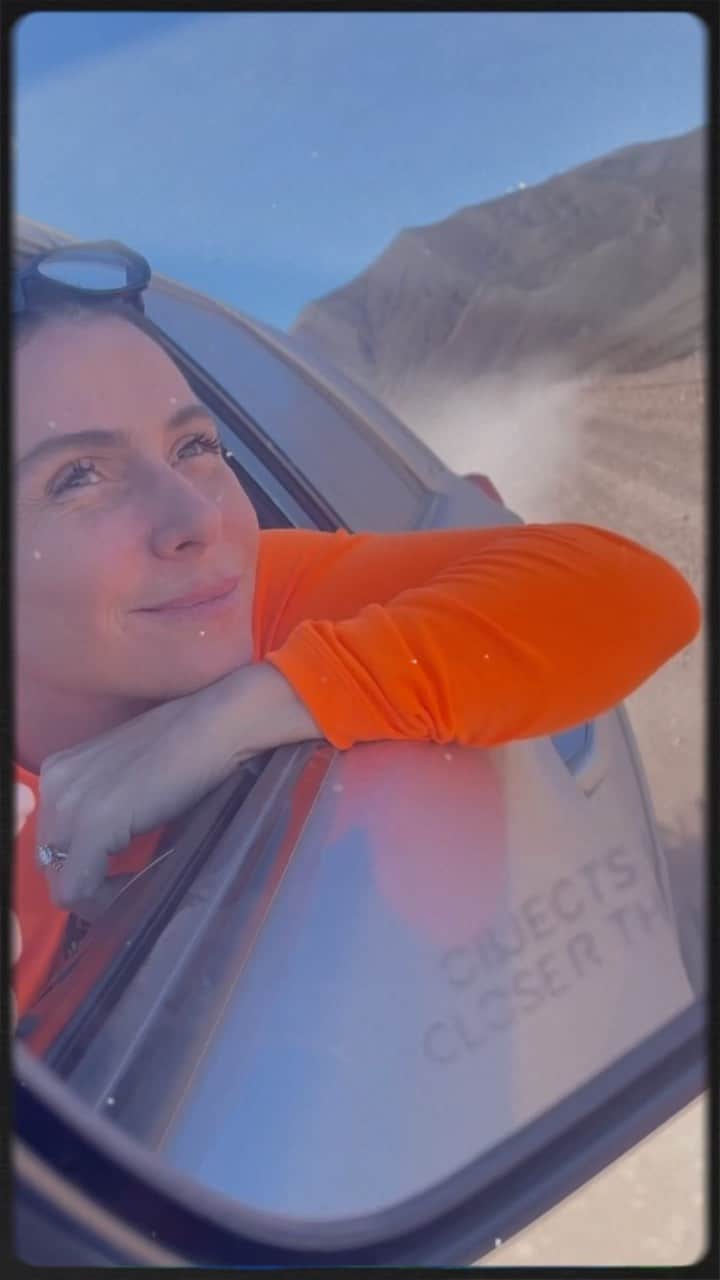 Giovanna Antonelliのインスタグラム：「A imensidão do deserto faz a gente pensar em tanta coisa. É complexo. Viajar pelo Atacama vai transformando a gente. É resetar as paisagens do cotidianos.rsrs É um choque, né?! saindo do concreto da cidade, da selva tropical que a gente vive. Caraca!!!   #exploreodeserto  #brasileirosnoatacama @brasileirosnoatacama」