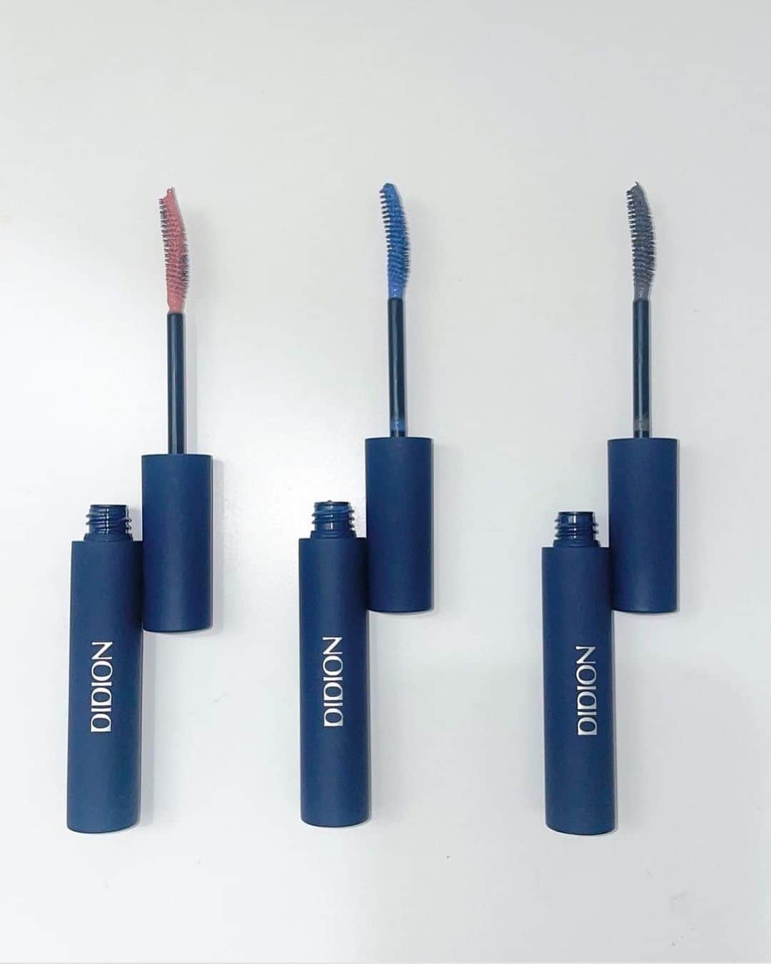 NANA HOSOYAのインスタグラム：「@didion_beauty 新発売のカラーマスカラ  一見すごく派手なのかな？と思うのですが、つけてみると絶妙なニュアンスカラーでかわいい♡ 今回はブルー（02 Morning Glory）つけてみました。  ビューラーしないのがマイブームなので、色がわかりにくくてすみません。  最近はお化粧もほとんどしてない毎日なので（肌もカサカサ、くまがひどくてすみません）ニュアンスカラーマスカラを付けるだけで楽しくなりました🌈  きっと個人的にグレー（03 Clear Evony）が好きなんだろうなと思いつつ、他の色も使うの楽しみです🫶」