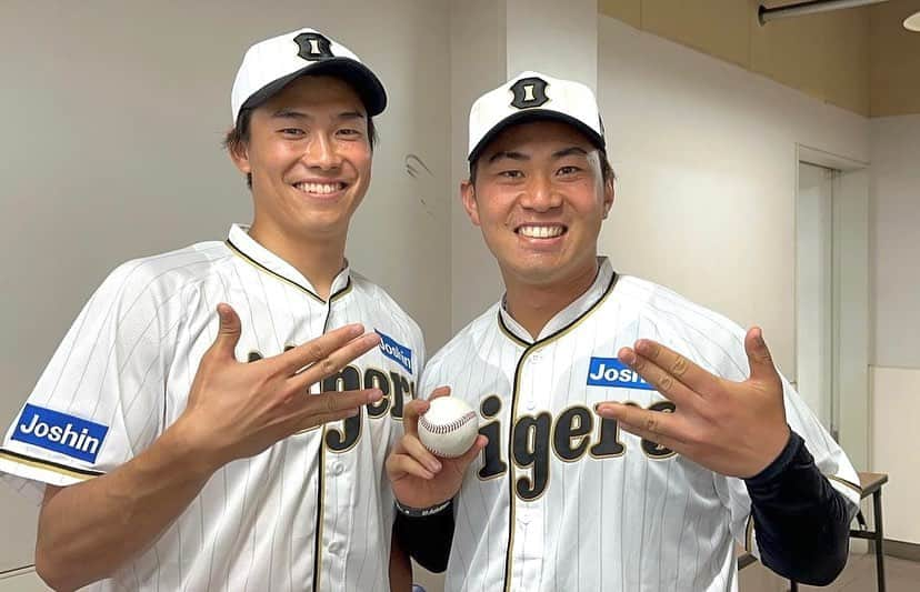 梅野隆太郎さんのインスタグラム写真 - (梅野隆太郎Instagram)「桐‼️ 初勝利おめでとう㊗️！ 素晴らしい‼︎good job👏  そして京己もおかえりなさい✌️  #梅野隆太郎 #湯浅京己 #桐敷拓馬 #小幡竜平 #山本祐大 #清水優心 #team梅野  #初勝利 #1勝目 #おめでとう🎉 #勝つバイ  #勝つバイ泥棒 #岩崎優 #安定のピッチング  #おやすみなさい🌙」5月27日 0時13分 - ryutaro_umeno_official