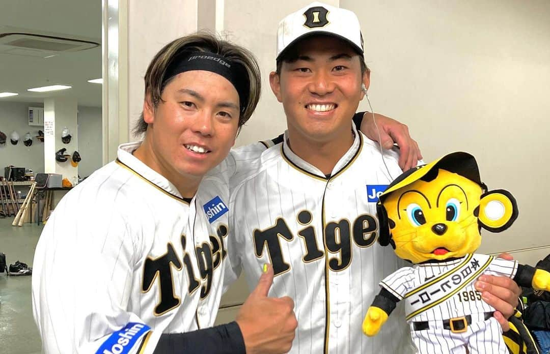 梅野隆太郎さんのインスタグラム写真 - (梅野隆太郎Instagram)「桐‼️ 初勝利おめでとう㊗️！ 素晴らしい‼︎good job👏  そして京己もおかえりなさい✌️  #梅野隆太郎 #湯浅京己 #桐敷拓馬 #小幡竜平 #山本祐大 #清水優心 #team梅野  #初勝利 #1勝目 #おめでとう🎉 #勝つバイ  #勝つバイ泥棒 #岩崎優 #安定のピッチング  #おやすみなさい🌙」5月27日 0時13分 - ryutaro_umeno_official