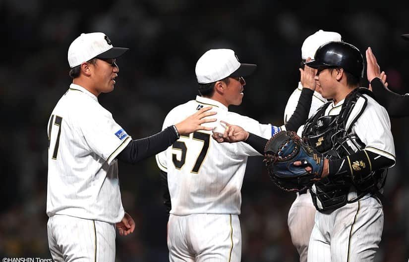 梅野隆太郎のインスタグラム：「桐‼️ 初勝利おめでとう㊗️！ 素晴らしい‼︎good job👏  そして京己もおかえりなさい✌️  #梅野隆太郎 #湯浅京己 #桐敷拓馬 #小幡竜平 #山本祐大 #清水優心 #team梅野  #初勝利 #1勝目 #おめでとう🎉 #勝つバイ  #勝つバイ泥棒 #岩崎優 #安定のピッチング  #おやすみなさい🌙」