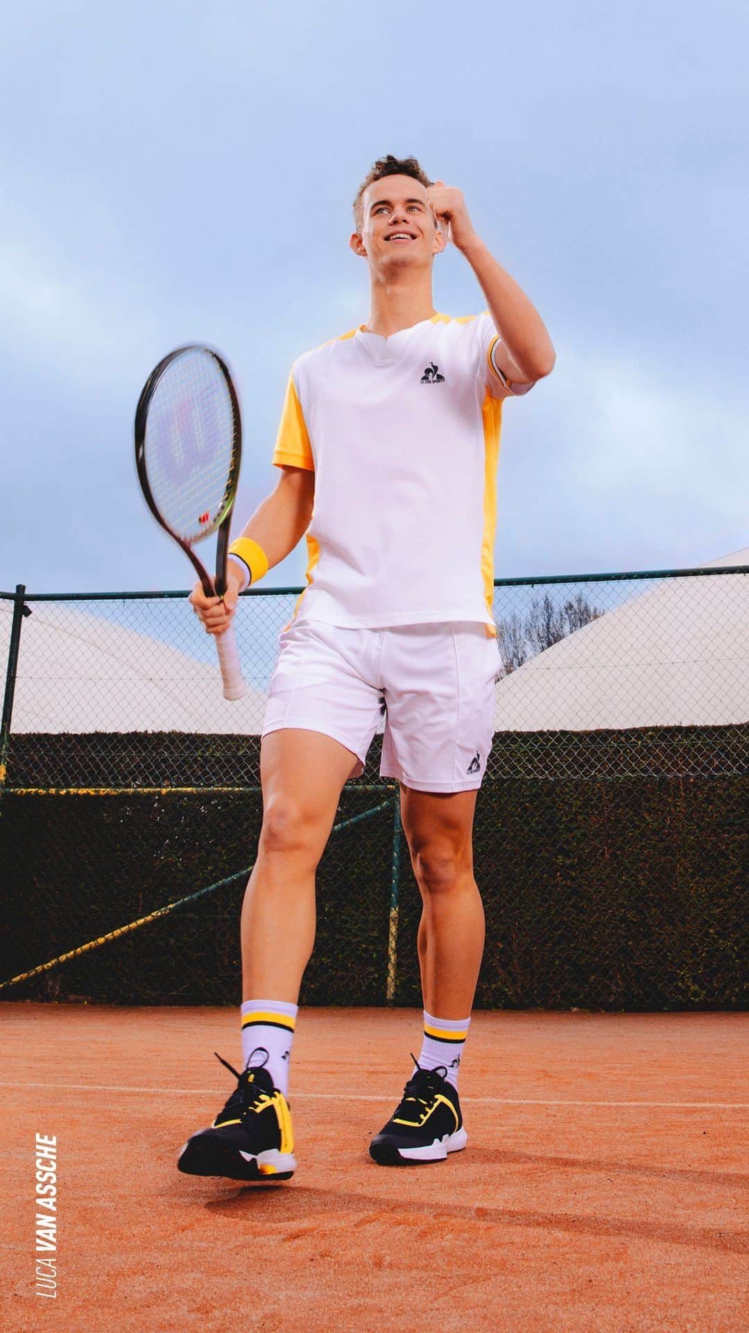 ルコックスポルティフのインスタグラム：「Backstage shooting Terre Battue 2023, avec @lucavanassche 📸 Plus que quelques jours avant de retrouver sur les courts🎾  ​ ➡️ Un maillot jaune champion en coton, polyester et élasthanne, des découpes athlétiques pour accompagner la rotation des hanches et empêcher toute remontée. Un fit respirant, fluide, confort et performant.   ➡️ Une chaussure, la Futur, une tige flexible et respirante grâce au mesh, zones rembourrées, un maintien assuré par le renfort en seemless, adaptée pour glisser sans crainte sur les terres battues.  Dispo dans nos boutiques et sur notre e-shop 🛍️​  #tennis #sport」