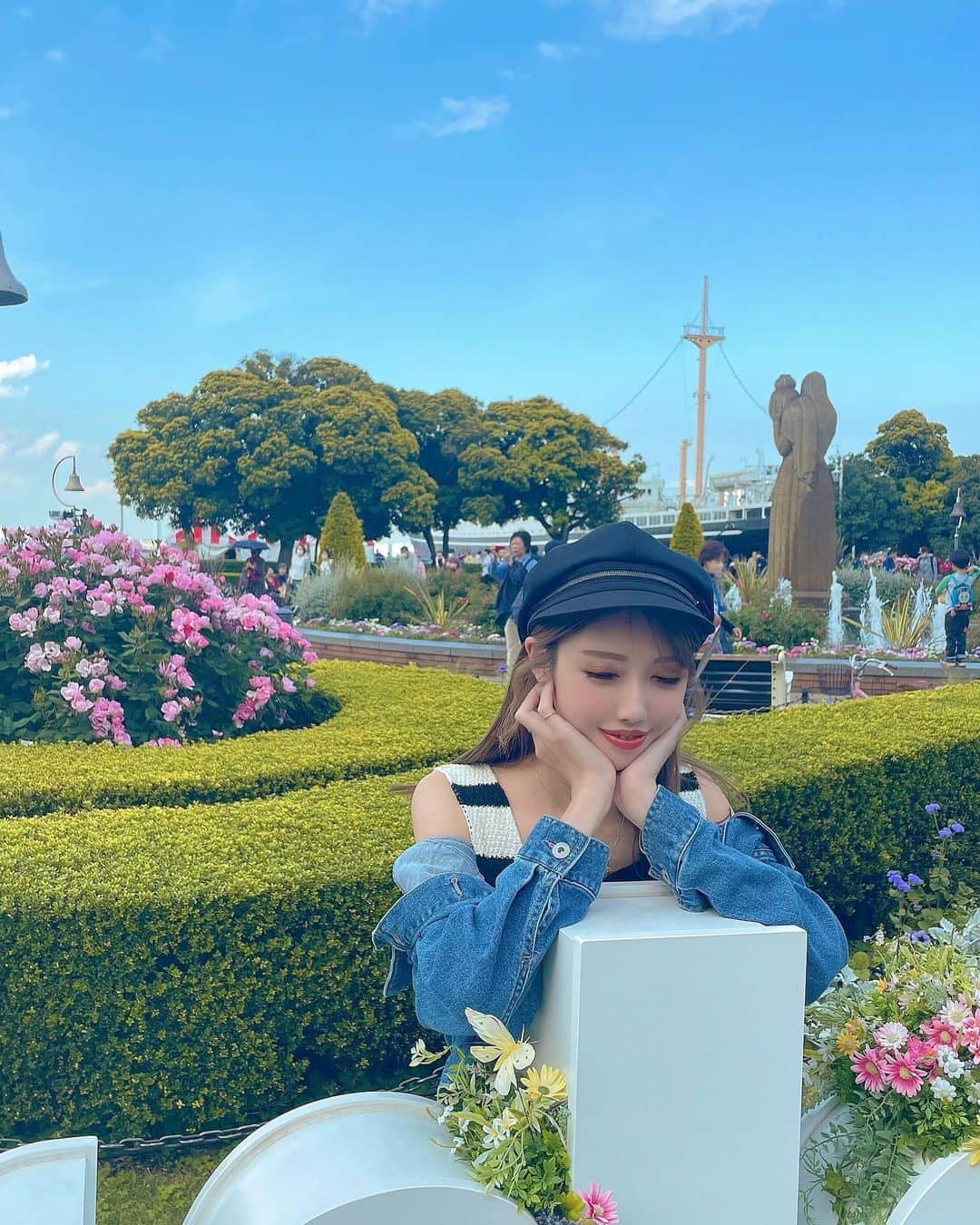 のインスタグラム：「山下公園のバラ園すごい綺麗だった🌹 半目なんだろうけど正面向いてる写真より遥かによかった😇 #山下公園 #バラ園 #山下公園バラ園  #🌹」