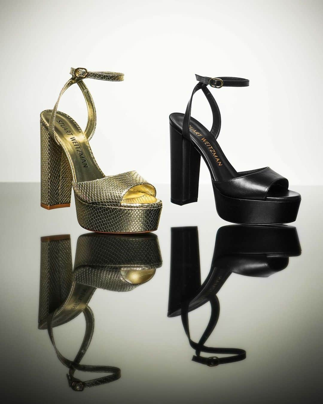 スチュアートワイツマンのインスタグラム：「Ultra-glam. Ultra-comfortable. Ultra-wearable. Tap into this season's platform trend with our new RYDER II PLATFORM SANDAL. This silhouette is precisely crafted by our artisans in Spain for extra support thanks to its 125-mm block heel and 35-mm platform. Pictured here in platino gold embossed leather and black smooth leather — both available on stuartweitzman.com.  #StuartWeitzman #RYDER」