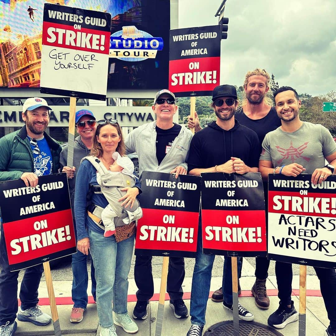 ジョン・ブラザートンのインスタグラム：「A gathering of veterans and writers. Two groups I love and support. My brother #maxadams is a shining example of the brilliant storytelling that comes when the two collide. Appreciate the invite  💪📝🇺🇸❤️ #wgastrong #veteranstrong」