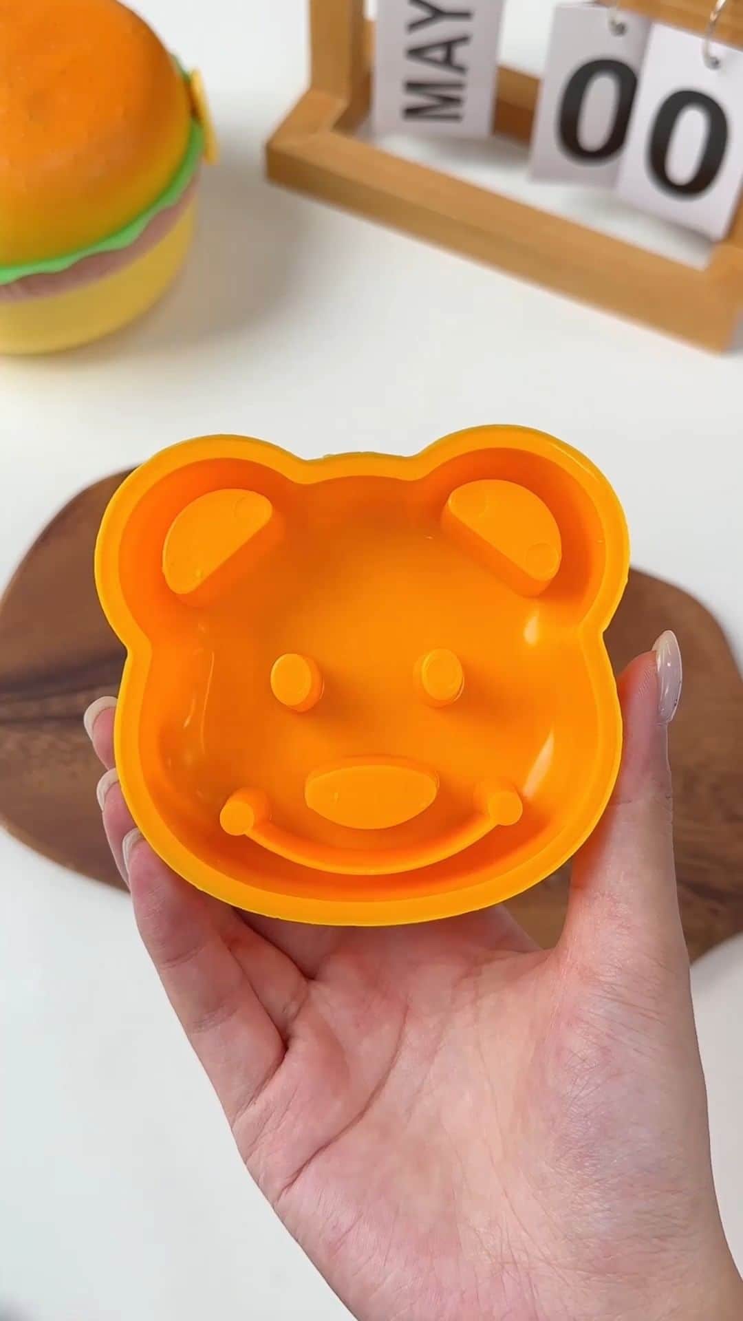 SHEINのインスタグラム：「Beef up your meals-on-the-go game with this hamburger lunch box! 🍔🤤 With separate compartments to keep your food fresh and organized, you'll be glad you lettuce recommend such a cute container 🥬😜    🔎10830146  #SHEIN #SHEINforAll #SHEINstyle #fashion #chic #saveinstyle」