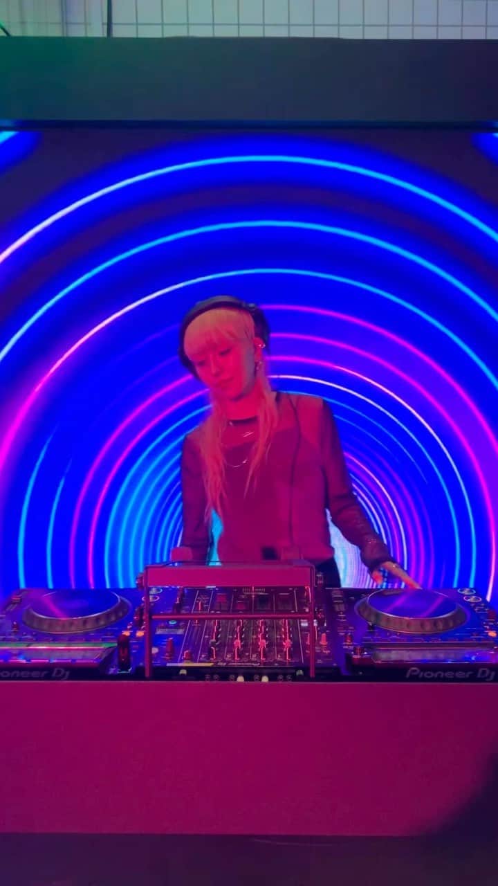 PELIのインスタグラム：「Only On Netflix - Tokyo🖤  あやこと宇野は初恋タクシーでごっこして、「エミリー、パリへ行く」の気球内演技楽くて、 色んなアイテムが詰まったＵＦＯキャッチャーをお土産にいただいて、意外と難しくてはまる🤡 早くストレンジャーシングスのシーズン5観たいな！  #netflix」