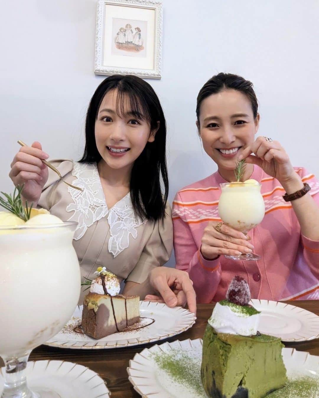 青木美奈実のインスタグラム：「丹下真奈さんとランチ🍽 料理が来る前から話が止まらず、 来た後も止まらず、食べた後も止まらず…😂  副菜もたっぷりなランチに ケーキ、レモンスムージーと お腹いっぱい贅沢な組み合わせ！！  美味しいランチと楽しいお喋りは 心を豊かにする…！  いつもありがとうございます✨ 💟 @___mana.t___   #松山ランチ #カフェミー #cafeme #千舟町ランチ」