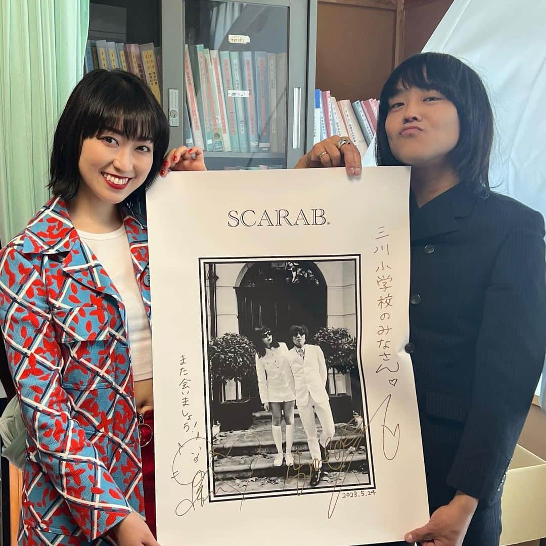 中里亜美さんのインスタグラム写真 - (中里亜美Instagram)「New Project✨🎹✨  この度、袋井市立三川小学校の 創立150周年記念テーマソングに SCARAB.の「VOICE」を選んで頂き今回、皆さんの前で初披露してきました🎤✨ 緊張した😂  私たちはこの曲をレコーディングしている時から合唱曲として子供達が歌ってくれることを望んでいたのでめちゃくちゃ嬉しいんです🥹🙏🏻💖  感受性豊かな子供たちの歌声を楽しみにしています❣️  ちなみにこちらの学校水道の横に給茶機があって お茶が飲み放題なの!最高だね🍵さすが静岡🍃 私は小さい頃から 緑茶を飲んで育ったので今も超健康です☀️  @scarab.music  #SCARAB #スカラベ #静岡県  #袋井市 #三川小学校  #創立150周年  #VOICE  #合唱 #newproject」5月27日 0時34分 - __ami__go__