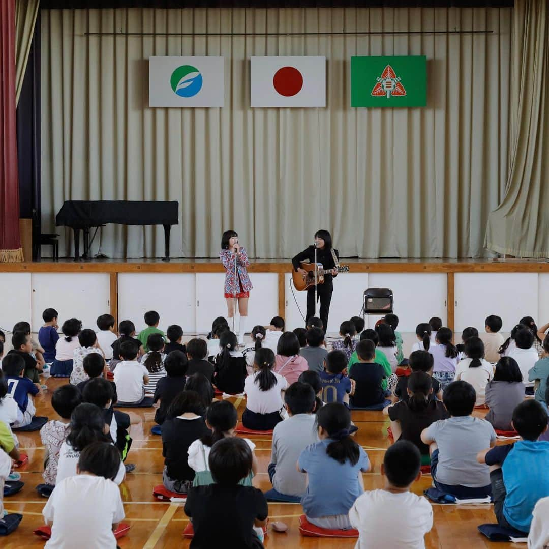 中里亜美さんのインスタグラム写真 - (中里亜美Instagram)「New Project✨🎹✨  この度、袋井市立三川小学校の 創立150周年記念テーマソングに SCARAB.の「VOICE」を選んで頂き今回、皆さんの前で初披露してきました🎤✨ 緊張した😂  私たちはこの曲をレコーディングしている時から合唱曲として子供達が歌ってくれることを望んでいたのでめちゃくちゃ嬉しいんです🥹🙏🏻💖  感受性豊かな子供たちの歌声を楽しみにしています❣️  ちなみにこちらの学校水道の横に給茶機があって お茶が飲み放題なの!最高だね🍵さすが静岡🍃 私は小さい頃から 緑茶を飲んで育ったので今も超健康です☀️  @scarab.music  #SCARAB #スカラベ #静岡県  #袋井市 #三川小学校  #創立150周年  #VOICE  #合唱 #newproject」5月27日 0時34分 - __ami__go__