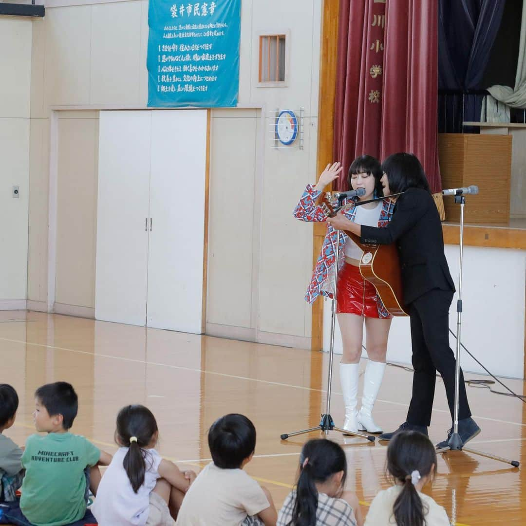 中里亜美さんのインスタグラム写真 - (中里亜美Instagram)「New Project✨🎹✨  この度、袋井市立三川小学校の 創立150周年記念テーマソングに SCARAB.の「VOICE」を選んで頂き今回、皆さんの前で初披露してきました🎤✨ 緊張した😂  私たちはこの曲をレコーディングしている時から合唱曲として子供達が歌ってくれることを望んでいたのでめちゃくちゃ嬉しいんです🥹🙏🏻💖  感受性豊かな子供たちの歌声を楽しみにしています❣️  ちなみにこちらの学校水道の横に給茶機があって お茶が飲み放題なの!最高だね🍵さすが静岡🍃 私は小さい頃から 緑茶を飲んで育ったので今も超健康です☀️  @scarab.music  #SCARAB #スカラベ #静岡県  #袋井市 #三川小学校  #創立150周年  #VOICE  #合唱 #newproject」5月27日 0時34分 - __ami__go__