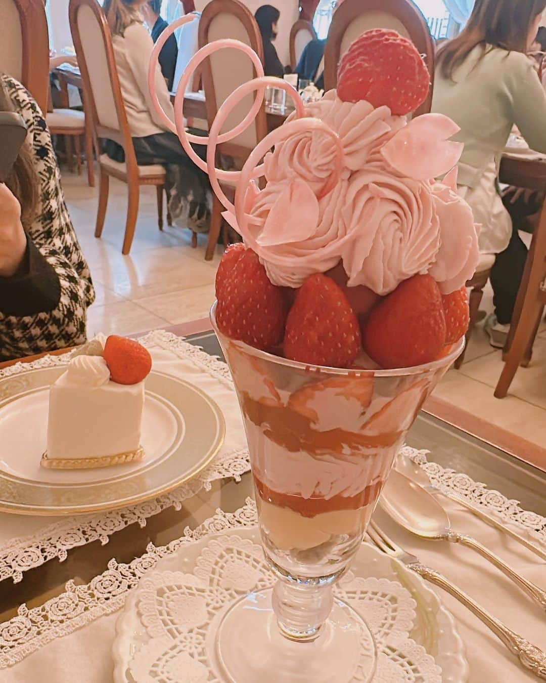 諸星みゆさんのインスタグラム写真 - (諸星みゆInstagram)「🍓 ⁡ 山の上ホテル の コーヒーパーラー ヒルトップ ⁡ 桜と苺のパフェを食べました🍓🌸 苺が大好きなので こんなにたくさんの苺がたべれて幸せすぎた💕 ⁡ 飴細工が美しすぎるし 店内もかわいくって最高のカフェタイム🫖🤍 ⁡ 土曜日の夕方に行ったのだけど 普段は待つらしいけど 少し待てば入れたのでラッキーでした🍀✨️ ⁡ ┈┈┈┈┈┈┈┈┈┈ ⁡ ニット @lily_brown_snap_official  スカート @snidel_official  ⁡ ┈┈┈┈┈┈┈┈┈┈ ⁡ #山の上ホテルパーラーヒルトップ #コーヒーパーラーヒルトップ #コーヒーパーラー #ヒルトップ #山の上ホテル #御茶ノ水カフェ #御茶ノ水グルメ #神保町カフェ #神保町グルメ #東京カフェ #おしゃれカフェ #パリジョ #パリジョカフェ #パフェ巡り #苺 #いちご # いちご狩り」5月27日 0時39分 - miyucheese.ig