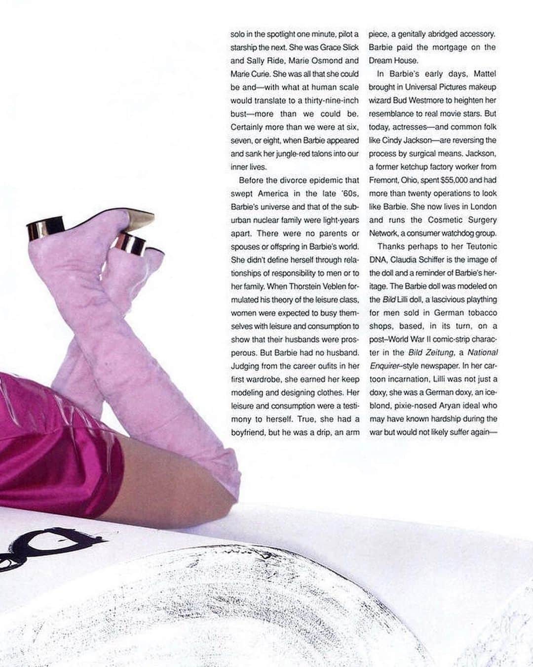 クラウディア・シファーさんのインスタグラム写真 - (クラウディア・シファーInstagram)「Becoming Barbie. #FBF to this 1994 shoot with @gilles_bensimon 💗」5月27日 0時39分 - claudiaschiffer