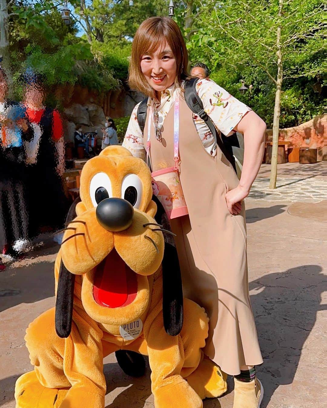 のインスタグラム：「これは大興奮。 #推しに会えて力という力が全て目に集結しました #上半身も固められました。 #ラブプルート #ラブビール #ラブ花火 #ミッキーの眉毛も力強め」