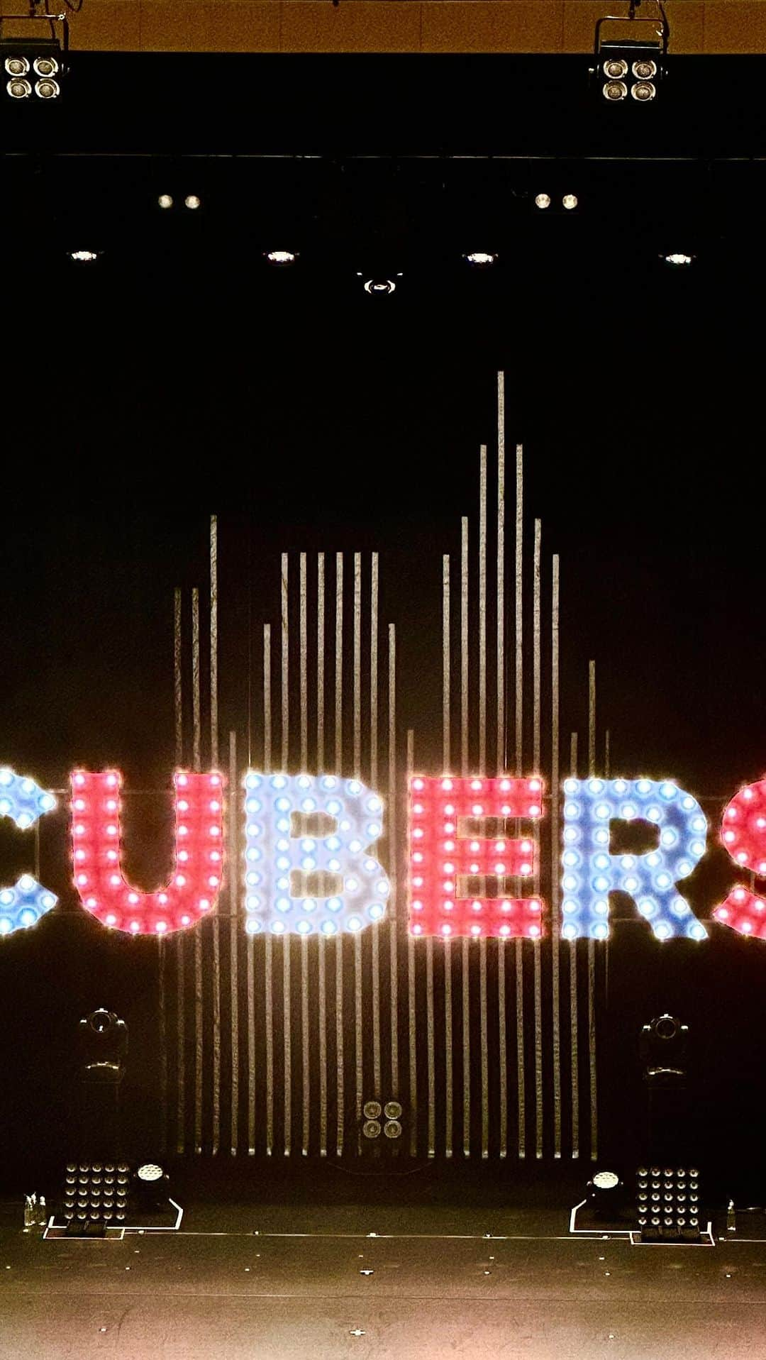 佐野恭平のインスタグラム：「#CUBERS のワンマンライブin #LINECUBESHIBUYA にご招待いただき遊びに行ってきました！キューバーズは #MTRL 初期の頃、2016か2017年くらいに出会い、インタビューやメンバーのTAKAくんにはモデルとして出演してもらっていたなあとしみじみ。そんな当時の曲もたくさん歌ってくれて、本当に楽しいライブでした！春斗くん歌上手い〜！曲がキャッチーで良いので是非みんなにも聴いてほしい！アンコールラストの『Circus』が撮影OKだったので、頑張って2階席からズームしまくりました。 #iphone14pro 強いです。笑」