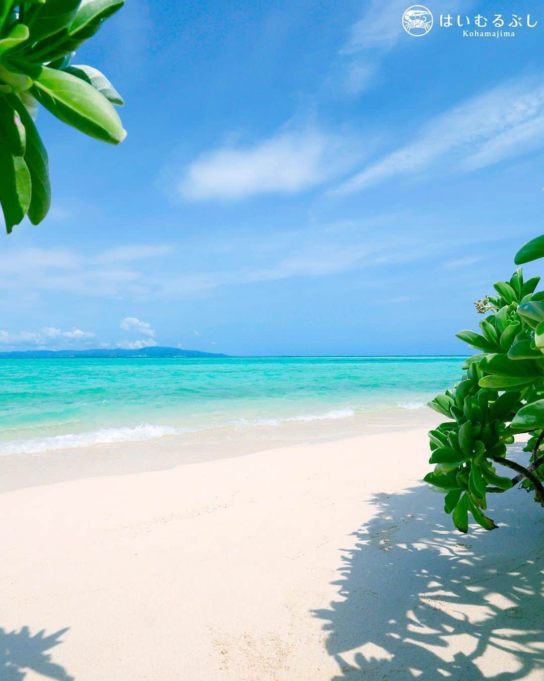 HAIMURUBUSHI はいむるぶしさんのインスタグラム写真 - (HAIMURUBUSHI はいむるぶしInstagram)「小浜島・はいむるぶしから癒しの風をお届けします。 離島の誰も居ない砂浜で、のんびりと美しい景色を楽しむ島時間… 海から吹く風と打ち寄せる波音が心地よい気分にしてくれます。 ここにしかない、心安らぐひとときをお過ごしください。 #沖縄 #八重山諸島 #離島 #旅行 #海 #砂浜 #波 #小浜島 #リゾート #ホテル #はいむるぶし  #japan #okinawa #island #blue #sea #white #beach #waves #sound #resort #hotel #haimurubushi」5月27日 0時55分 - haimurubushi_resorts