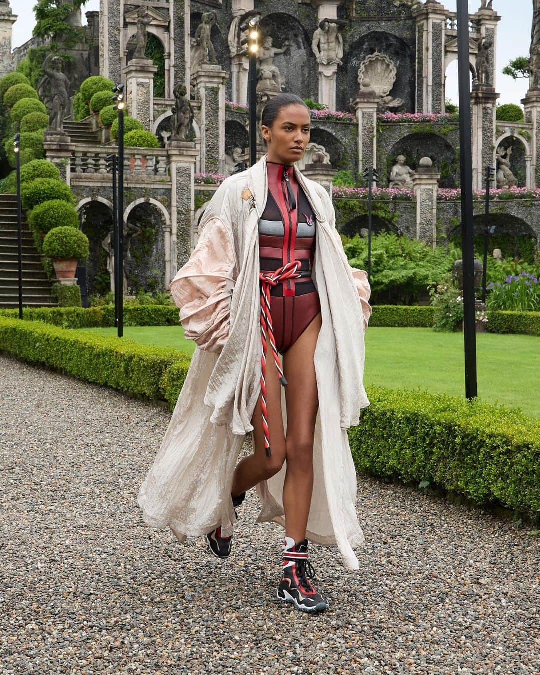 LVMHさんのインスタグラム写真 - (LVMHInstagram)「Discover @louisvuitton Women’s Cruise 2024 collection featuring audacious silhouettes, neoprene textures and mythical accents. ​  Transforming from the aquatic to the botanical, @nicolasghesquiere’s collection creates a dreamlike fantasy of lake-inspired silhouettes accented by modern details with a Baroque flair.​  #LVMH #LouisVuitton #LVCruise24」5月27日 0時54分 - lvmh