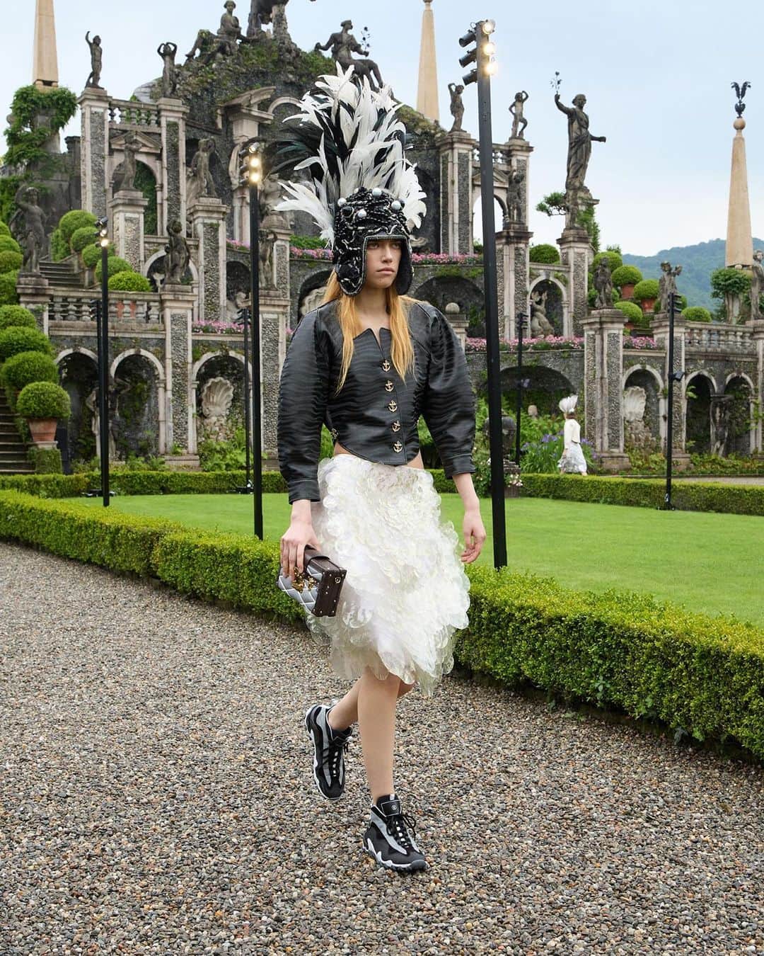 LVMHさんのインスタグラム写真 - (LVMHInstagram)「Discover @louisvuitton Women’s Cruise 2024 collection featuring audacious silhouettes, neoprene textures and mythical accents. ​  Transforming from the aquatic to the botanical, @nicolasghesquiere’s collection creates a dreamlike fantasy of lake-inspired silhouettes accented by modern details with a Baroque flair.​  #LVMH #LouisVuitton #LVCruise24」5月27日 0時54分 - lvmh