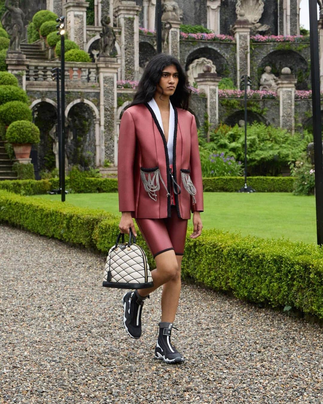 LVMHさんのインスタグラム写真 - (LVMHInstagram)「Discover @louisvuitton Women’s Cruise 2024 collection featuring audacious silhouettes, neoprene textures and mythical accents. ​  Transforming from the aquatic to the botanical, @nicolasghesquiere’s collection creates a dreamlike fantasy of lake-inspired silhouettes accented by modern details with a Baroque flair.​  #LVMH #LouisVuitton #LVCruise24」5月27日 0時54分 - lvmh