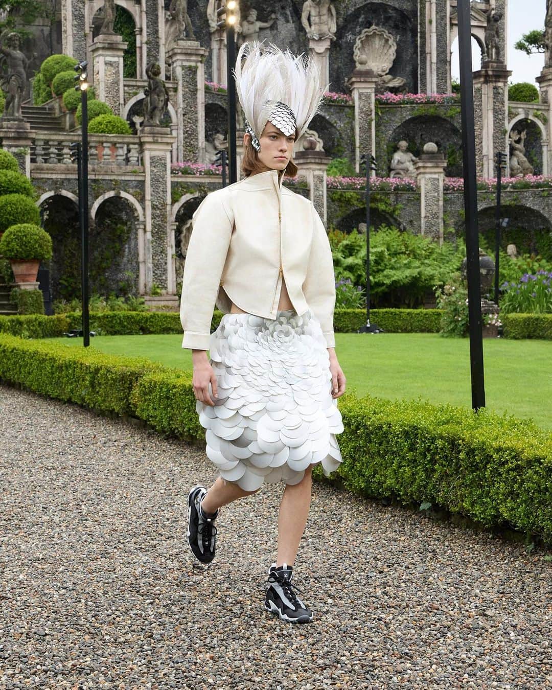 LVMHさんのインスタグラム写真 - (LVMHInstagram)「Discover @louisvuitton Women’s Cruise 2024 collection featuring audacious silhouettes, neoprene textures and mythical accents. ​  Transforming from the aquatic to the botanical, @nicolasghesquiere’s collection creates a dreamlike fantasy of lake-inspired silhouettes accented by modern details with a Baroque flair.​  #LVMH #LouisVuitton #LVCruise24」5月27日 0時54分 - lvmh