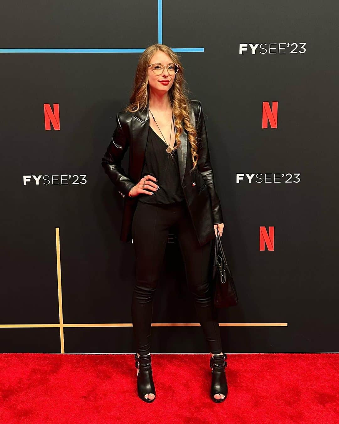 アシュリン・ピアースのインスタグラム：「Had such a fantastic time at last night’s @netflix event! ✨❤️✨  #Netflix #AshlynPearce #Shows #Actress #Model #LosAngeles #Creative #NetflixShows #Love #Screening #FYC #FYSee #NetflixFYSee #RedHead #Glasses #Events #RedCarpet」