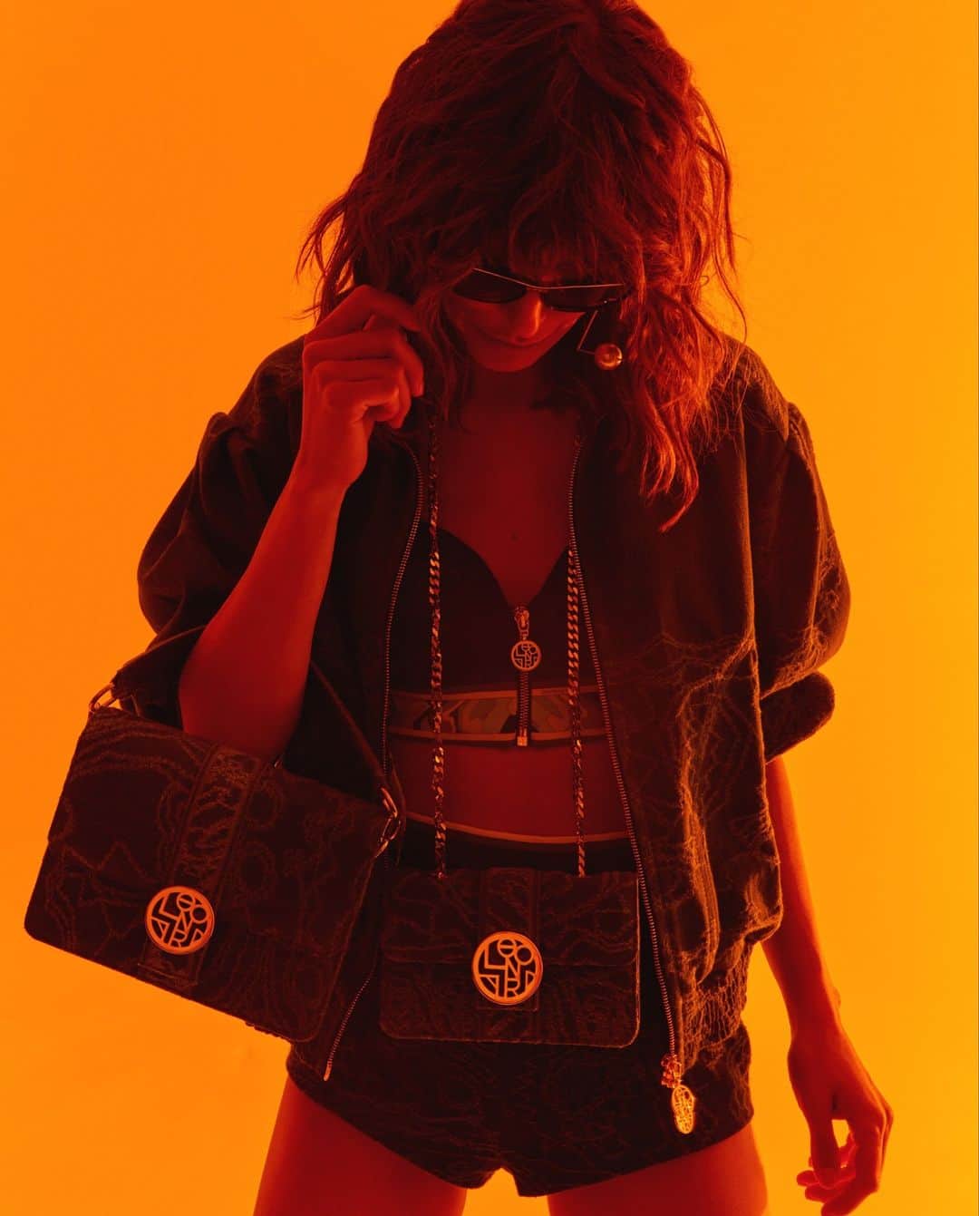 のインスタグラム：「Coucher de soleil sur la veste Jessa et le sac Elysée, les indispensables denim de la collection ** Sunset on the Jessa jacket and the Elysée bag, the denim essentials of the collection  #LeonardParisSS23 #SpringSummer23 #SS23 #inspiration #PrintLeonard」