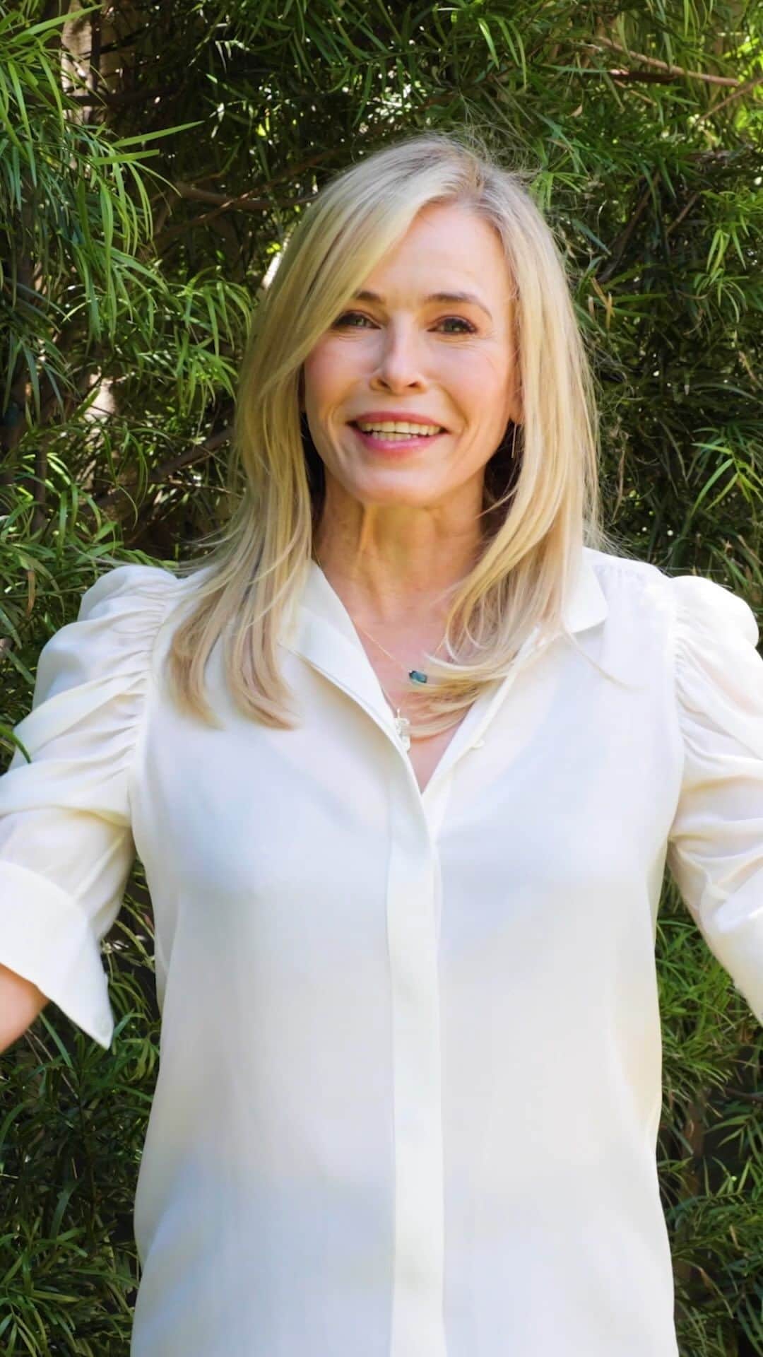 チェルシー・ハンドラーのインスタグラム：「Marjorie Taylor Greene isn’t smart enough to understand climate change but you are. @weareyellowdot is actively fighting for a livable climate for us all.」