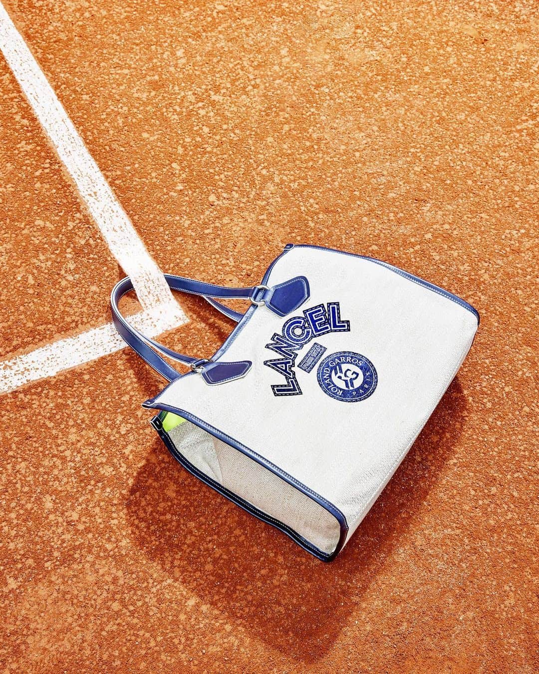 ランセルのインスタグラム：「Are you ready for the match point ? 🥎 Lancel x Roland Garros, available online and in stores.   ••• Êtes-vous prêt.e.s pour la balle de match ? 🥎   #LancelxRolandGarros #LancelParis #SS23」