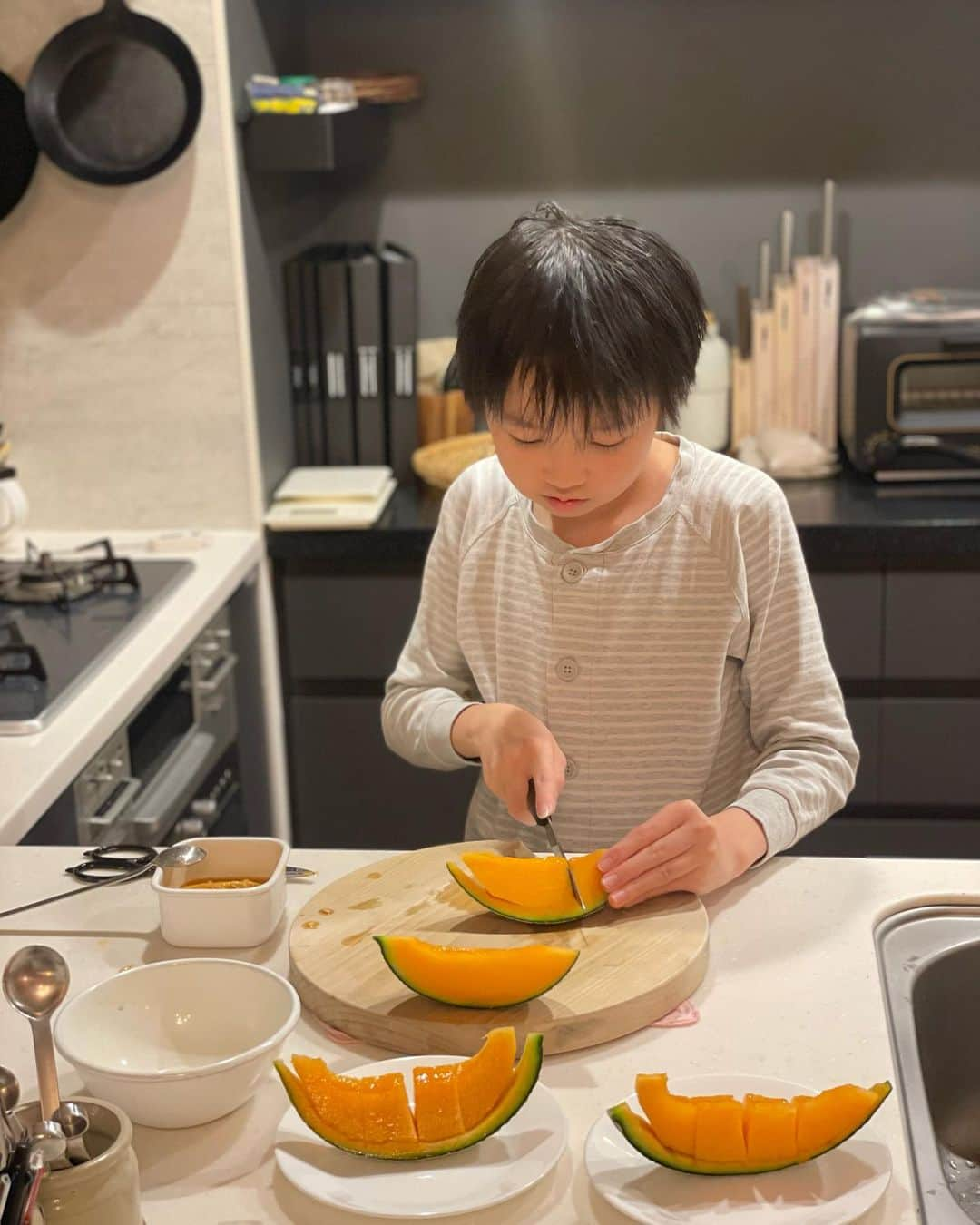 松見早枝子さんのインスタグラム写真 - (松見早枝子Instagram)「ひとつ歳を重ねました🪵 ・ 何も変わりはしないのだけど、今年も気になる事は臆せずチャレンジしていきたいなと思っています😌 ・ 今日は、夫と好きなお店をハシゴして好きなものを調達し、家で手巻きパーティーを🥢 ・ 今年も#根津松本 さんの手巻き寿司セットをお願いしたけれど、きっと一生感動し続けられます。笑 ・ 別に頂いたキンキは、夫がお椀にしてくれました。 ・ ケーキは、文京区春日の#アヴランシュゲネー で🎂 ・ 締めはパジャマっ子がメロン🍈を🔪😁 ・ すべて美味しくありがたく頂きました😂♥️ ・ おばあちゃんまで料理教室を続ける体力&好きなものを食べたり飲んだりできるからだが必要なので、今年からは体力づくりに力を入れたいと思い、ダンベルを自分に🎁 ・ 引き続き自分らしく気長にコツコツと続けて、今年も皆さまのお役に立てればと思っています🙇‍♀️ ・ 今後ともどうぞよろしくお願いいたします🙌 ・ ・ #バースデー #粮理家 #ウェルネスフードスタイリスト #松見早枝子  #ベルナールボワッソンヴァド の娘さん名の#アンヌボワッソン の#ムルソー #ジュヌヴリエール 2018👀💯」5月27日 1時00分 - saekomatsumi