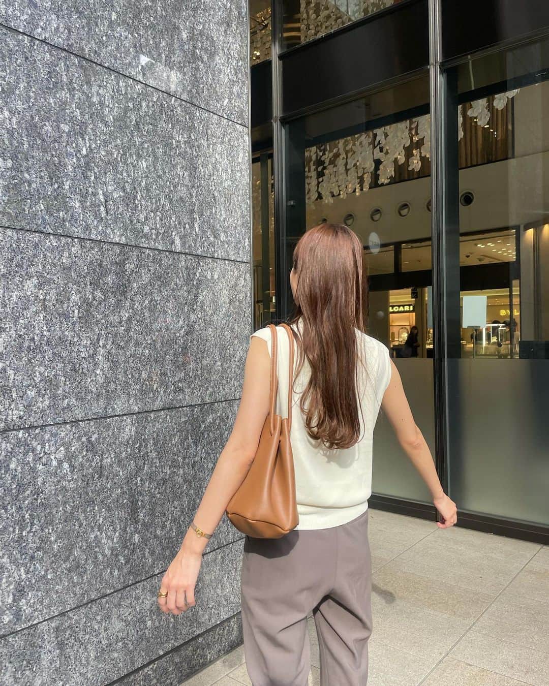 Aoiさんのインスタグラム写真 - (AoiInstagram)「心待ちにしていたニットトップス @mecre_official  優しいアイボリーが女性らしい雰囲気を出してくれるので パンツもスカートもとにかく合わせやすくて大好き❤️  #mecre」5月27日 1時00分 - aoioa