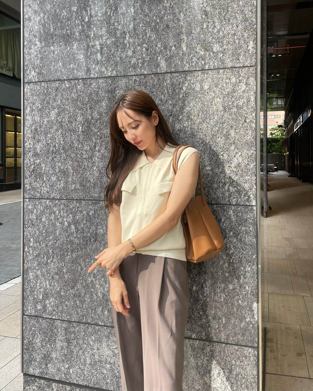 Aoiのインスタグラム：「心待ちにしていたニットトップス @mecre_official  優しいアイボリーが女性らしい雰囲気を出してくれるので パンツもスカートもとにかく合わせやすくて大好き❤️  #mecre」