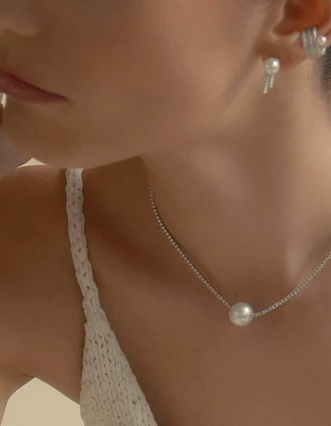 M I Z U K Iのインスタグラム：「Daydreaming ☁️ in Prive   Mizuki’s modern pearls P R I V E collection now available online and select stores  #prive #eve #finejewelry  #mizukijewels #mizuki #mizukijewelry #modern #pearl #diamond #couture #coutureshow」