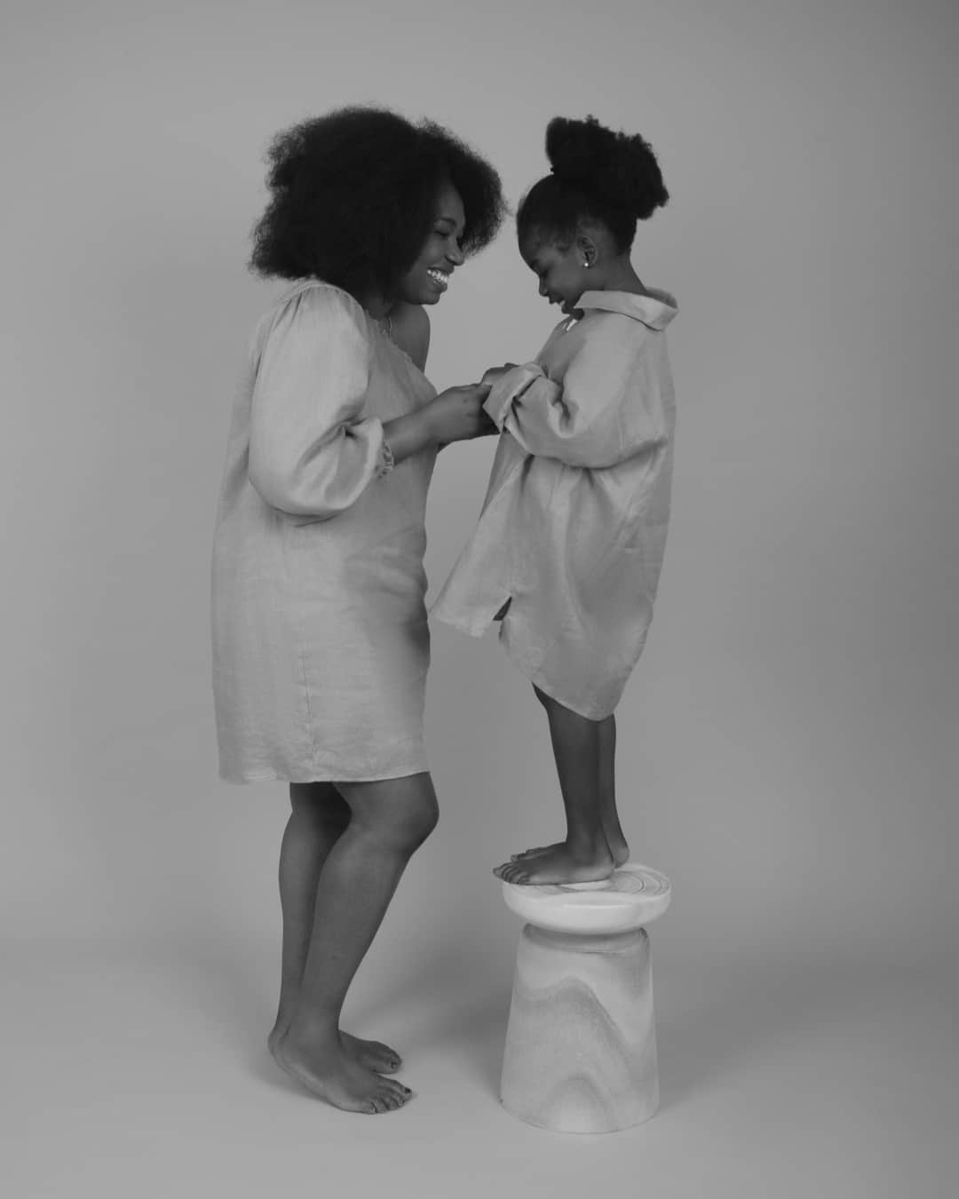クーカイのインスタグラム：「❤️ Chez KOOKAÏ, nous célébrons la beauté de chaque génération avec de doux moments mère-fille capturés pour l'éternité.. ❤️ ⠀⠀⠀⠀⠀⠀⠀⠀⠀ ⠀⠀⠀⠀⠀⠀⠀⠀⠀ Pour la fête des mères, profitez d'une promo exclusive de -30% sur tout le site et recevez un t-shirt cœur pour tout achat de plus de 150€ 💝⠀⠀⠀⠀⠀⠀⠀⠀⠀ ⠀⠀⠀⠀⠀⠀⠀⠀⠀  #kookai #fashion #SS23 #kookaistyle #motherday #fetedesmeres #family #love」