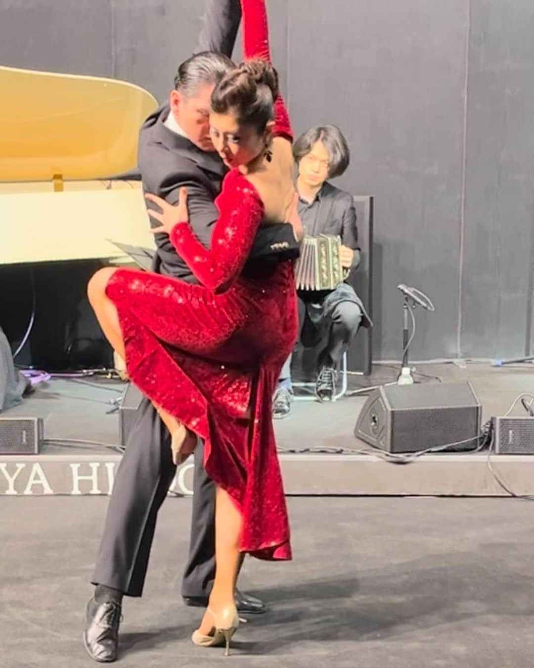 間々田佳子さんのインスタグラム写真 - (間々田佳子Instagram)「先日のTango Live 突然アルゼンチンタンゴダンサーDiegoと踊ることに  ここ数年 コアフェイストレーニングがおもしろいから タンゴはもういいかな…って思っていたけど  実際踊ってみると カラダの奥底から タンゴへの情熱が甦り 私は本当にタンゴが好きなんだと 気づかせてくれる良い機会となりました  コアフェイスは毎日意識していたので タンゴはあまり踊っていなかったけど 昔の私より体の動きがスムーズで自由になっていることを感じる事ができ なんだか嬉しくなりました…  以前の自分より 自分軸がしっかりしてる  全てのパフォーマンスも日常の動作も まずはコアフェイスから始まりますね  #アルゼンチンタンゴ  #diegoaldana mil gracias❣️ @dediegoortega #forevertangoshow  #間々田佳子 #コアフェイストレーニング」5月27日 1時05分 - yoshiko.mamada
