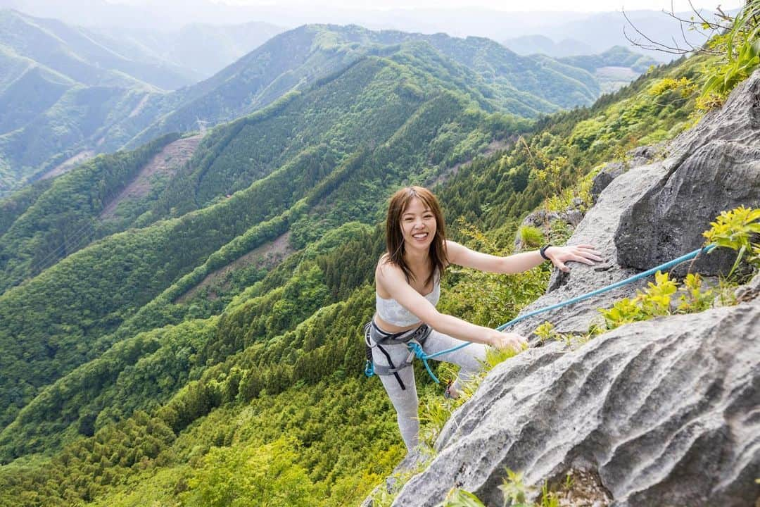 吉野七宝実さんのインスタグラム写真 - (吉野七宝実Instagram)「秩父の方の外岩を登りに行ってきました！！  まーじで楽しかった！！  外岩登るのはもう何年振りかわからないくらい久々！！  ってか今回はルート(ロープ使った長いクライミング)のポイントで、私は普段ボルダリング(ロープ使わない低い壁)しかやってないから、登れるか不安だったけども。  なんとか出来た場所もありました！！  まずは高度に対する恐怖よ！！ 下見ると笑えないくらい足震えたし、無駄な力入って上手く登れないしで参りました😅  クライミングらしい、初登で登れなかったのにムーブを解析してトライしていくうちにクリアできる楽しさみたいのも味わえて最高な1日でした！  ルートもジムで練習したいけど、ルートは一人じゃできないからなあ。 約束のできない自分のスケジュールを呪うわ。  外岩ってフットワークめちゃくちゃ難しいな？  なんかひょっとしたら呪文みたいな文章になってるかもしれないけど、とある私の一日の日記でした。  あーーーー楽しかった！！  #クライミング　#外岩」5月27日 1時05分 - shihomi0305